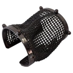 Skulpturales Armband mit Manschetten-Design aus Netzgewebe, Nieten, Ruthenium, Palladium, Vintage-Stil