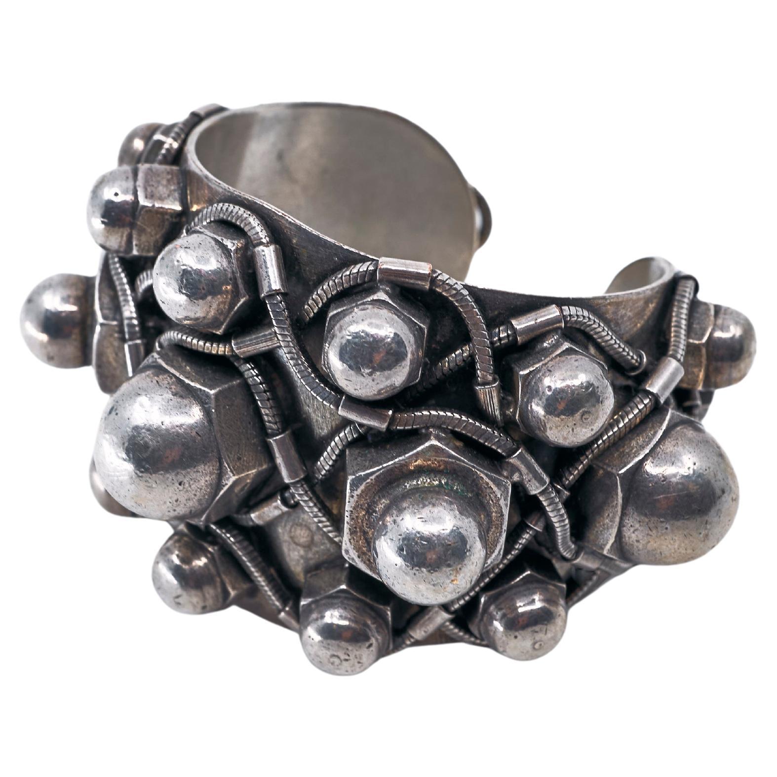Bracelet sculptural de style brutaliste, industriel, argent antique, modèle « J Dauphin »