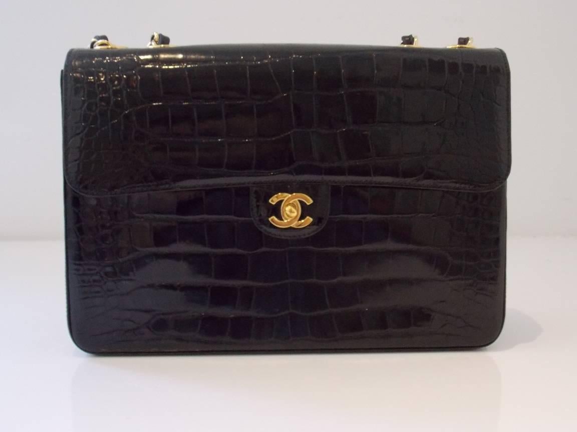 Chanel single flap black crocodile handbag with gold hardware.  Also contains double chain strap and interior zipper pocket.

Circa 2007

Serial Number: 11131706

Single Handle Drop: 25