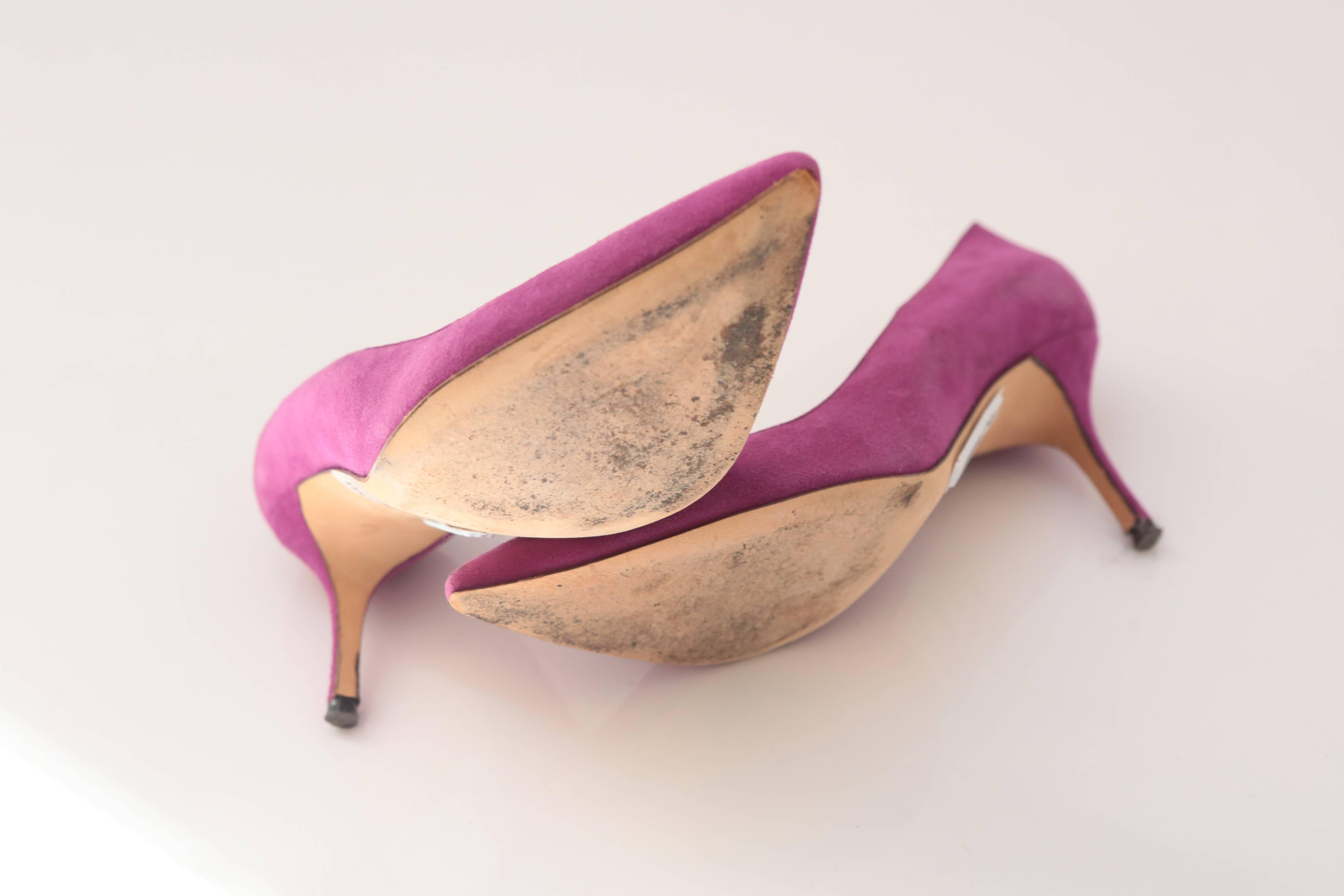 Manolo Blahnik Magenta Suede Pump In Excellent Condition In Bridgehampton, NY