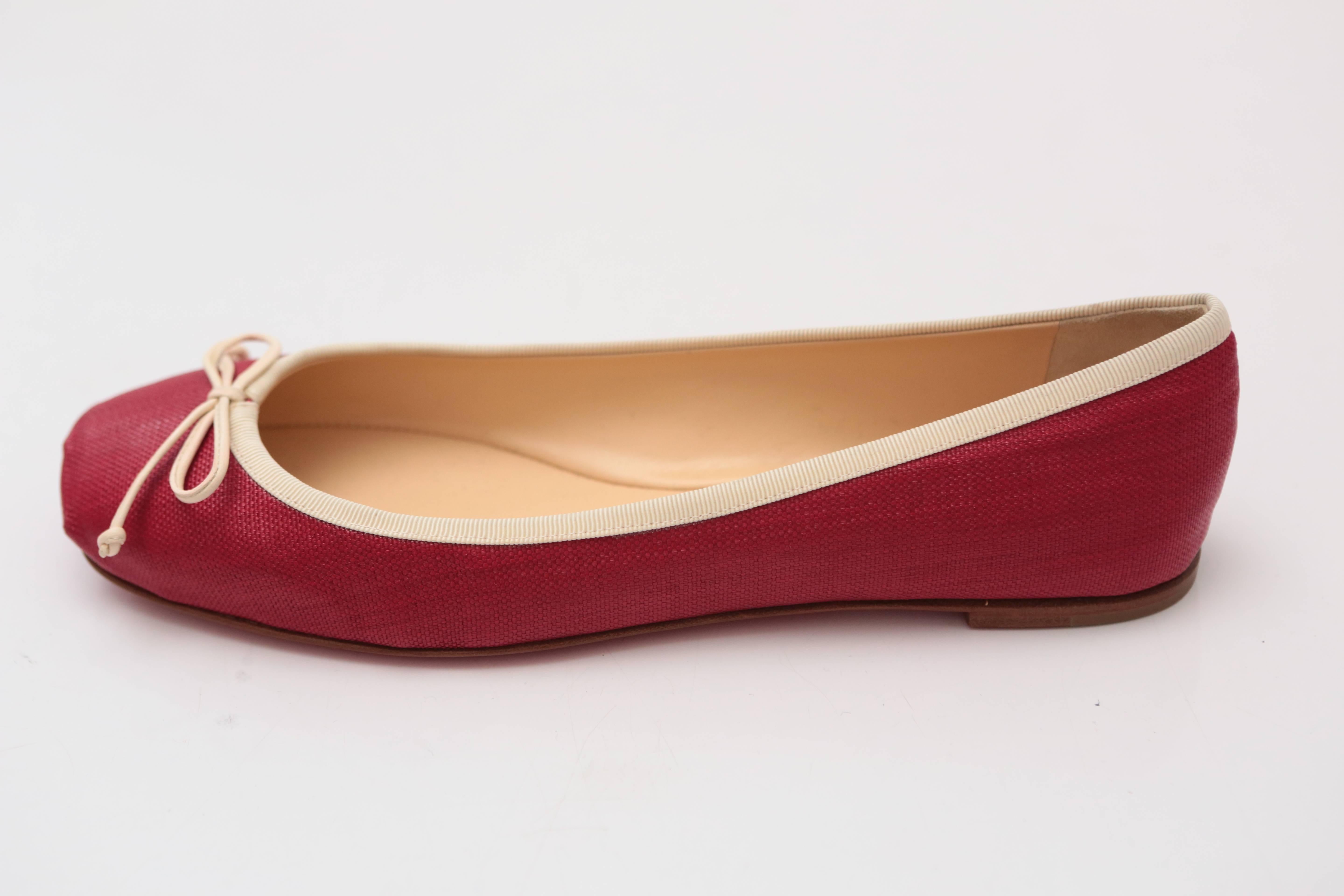 Classic Rougue linen flats with white piping. A classic option for a sophisticated person!