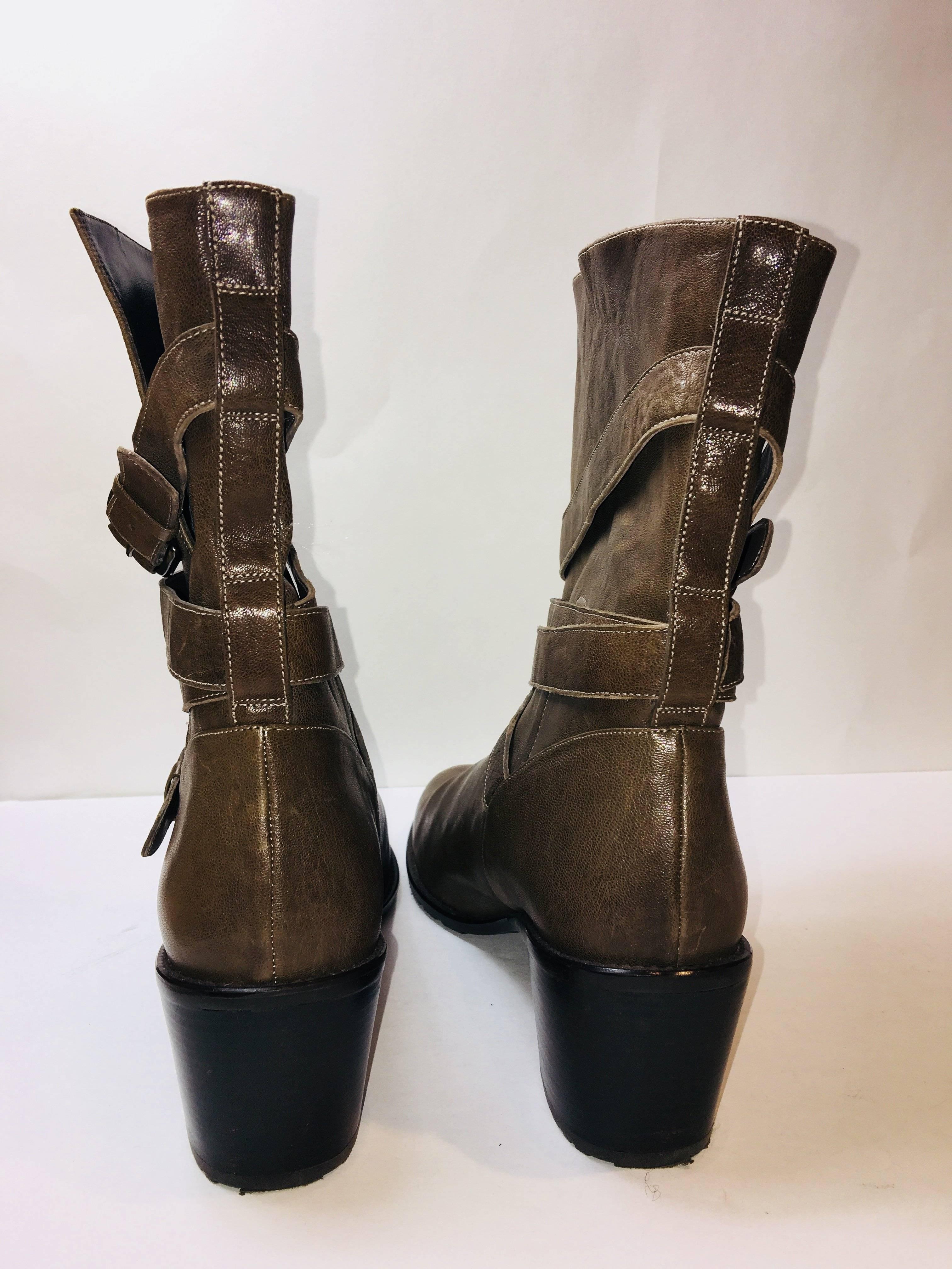 Stuart Weitzman Mid Calf Boots In Excellent Condition In Bridgehampton, NY