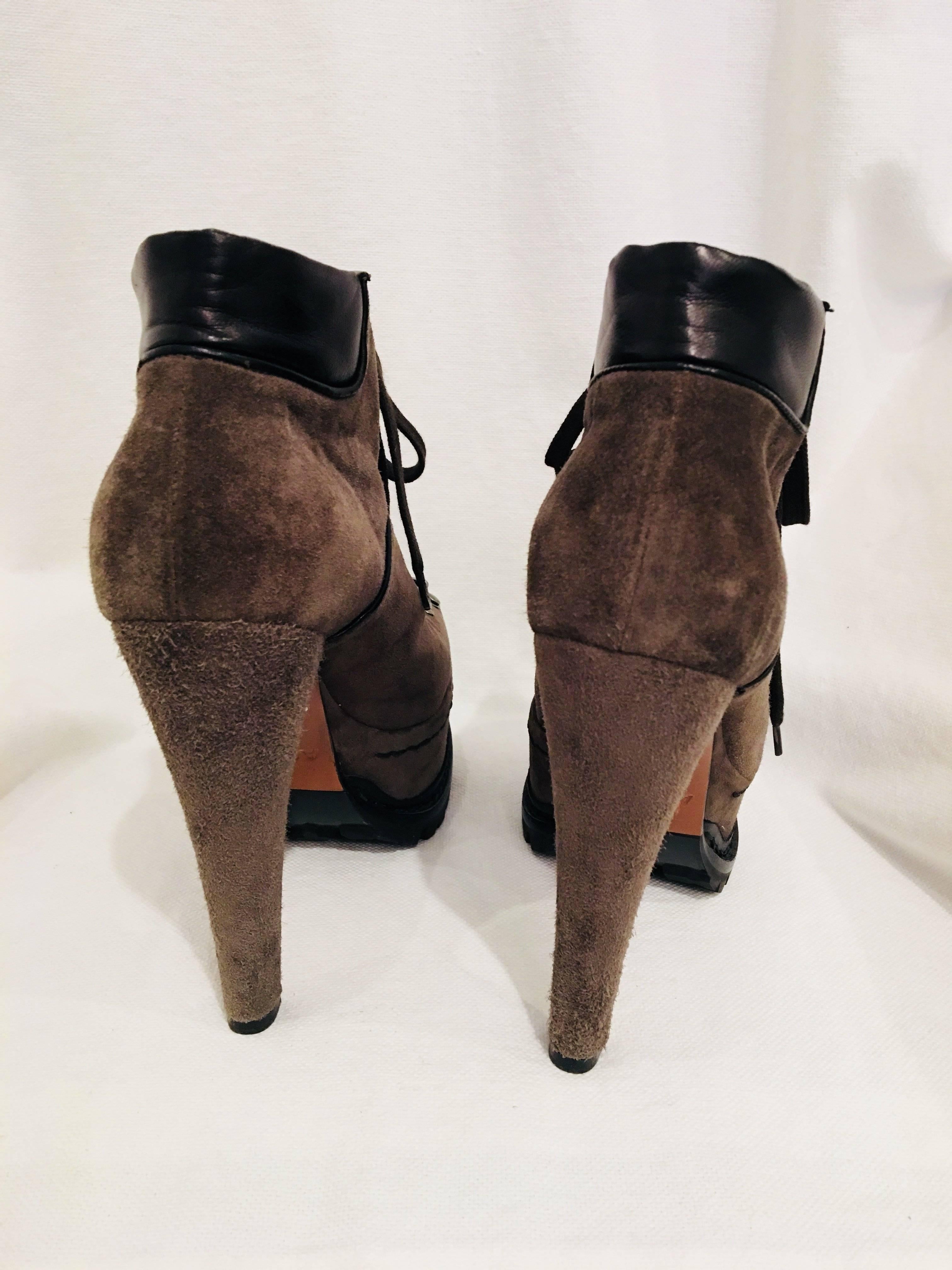 Alaia Lace Up Platform Ankle Boot In Excellent Condition In Bridgehampton, NY