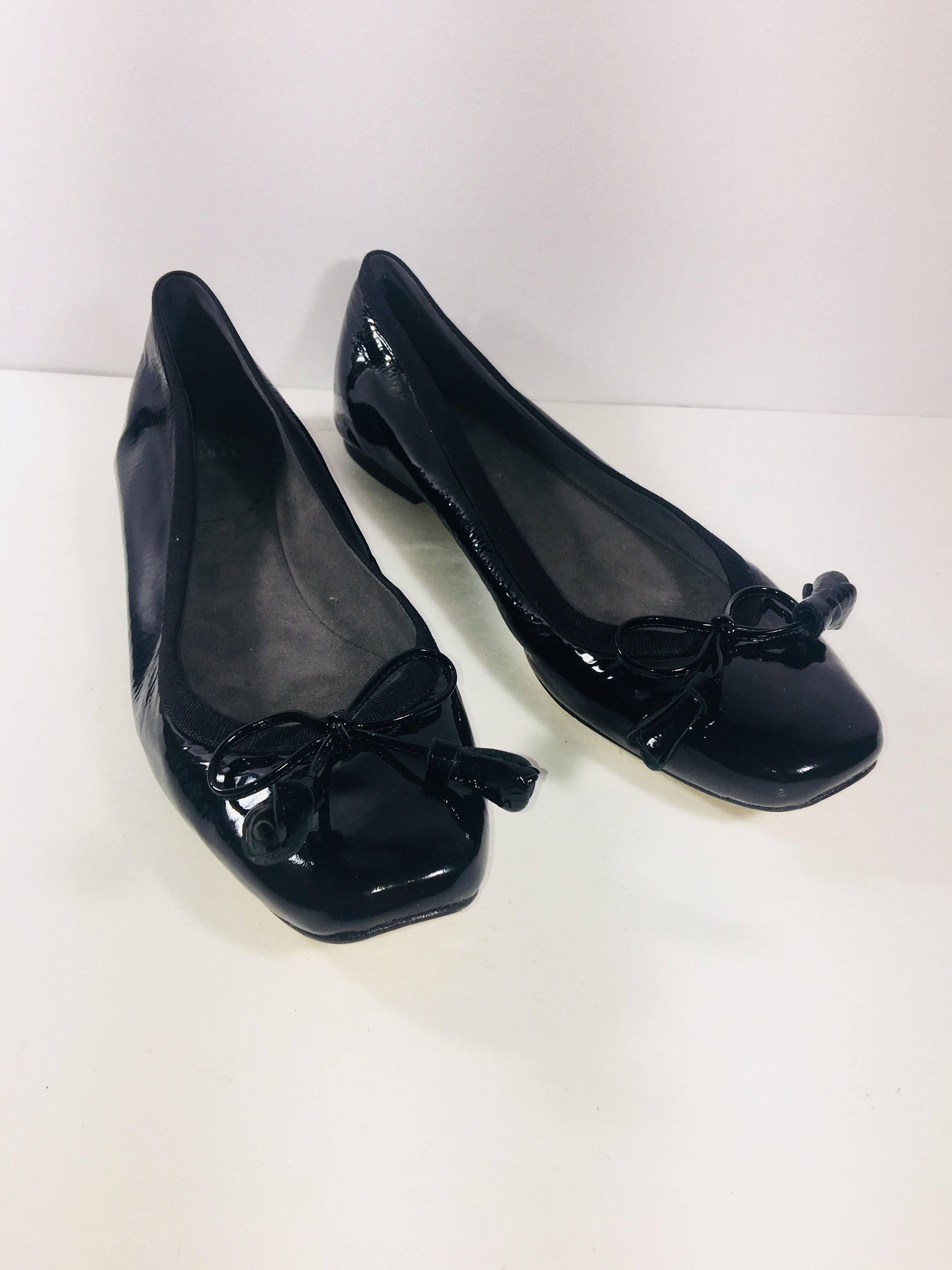 Stuart Weitzman Ballet Flat in Black Patent Leather with Bow Accent in US 9.5