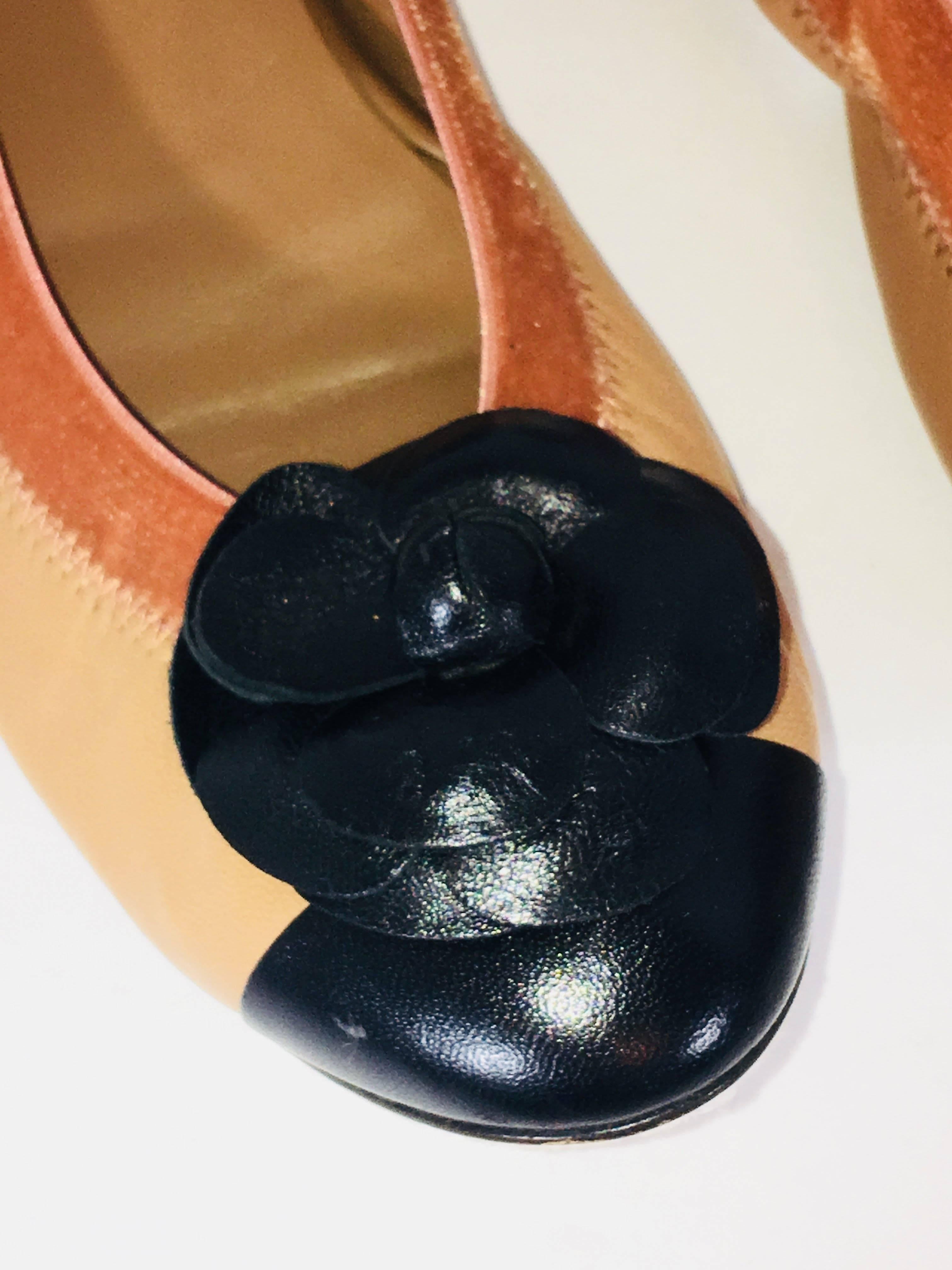 Chanel Flats with Rosette In Excellent Condition In Bridgehampton, NY