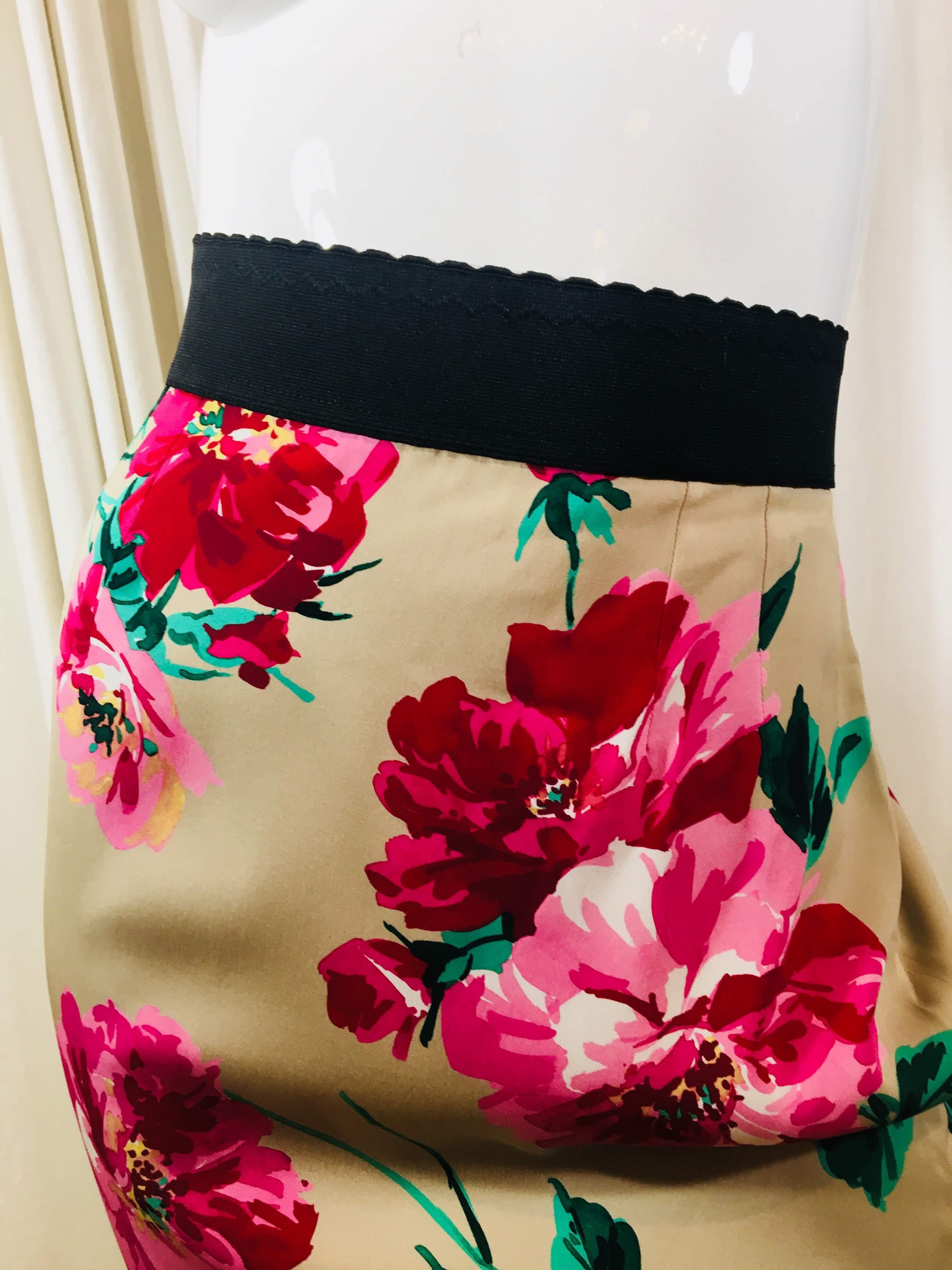Dolce & Gabbana Silk Pencil Skirt, Thick Waistband with Mini-Scallop Cut.
Allover Floral Print, Back Slit and Back Zipper. 