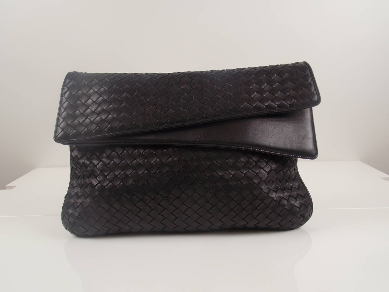 Super Chic Bottega Veneta woven double pocket clutch in black Leather.