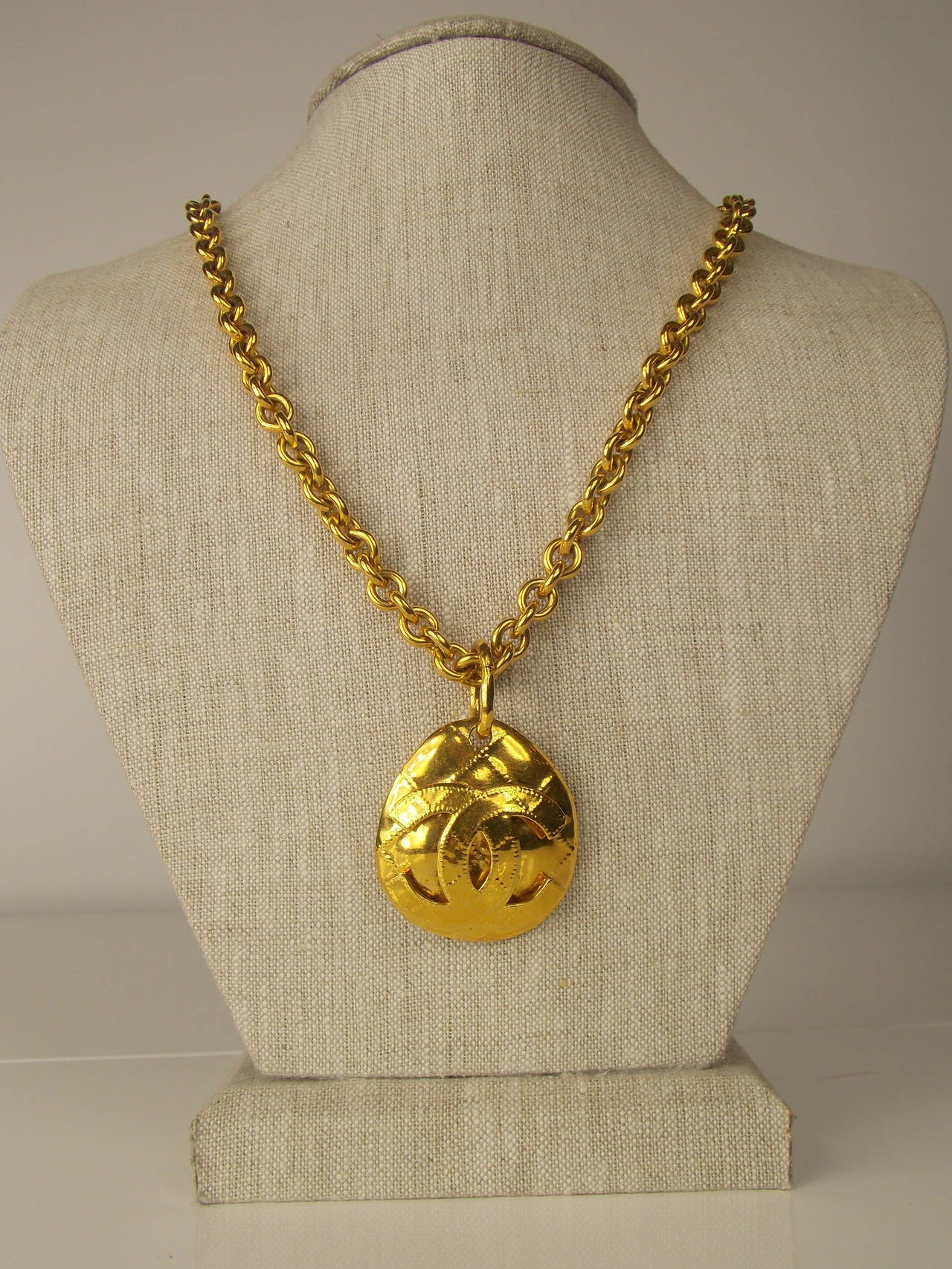 The CC logo is captured in this simple statement style round medallion necklace. Crafted in 24k gold gilded hardware on a short chain. This statement making piece will transform any outfit go from day to date effortlessly.
Excellent condition