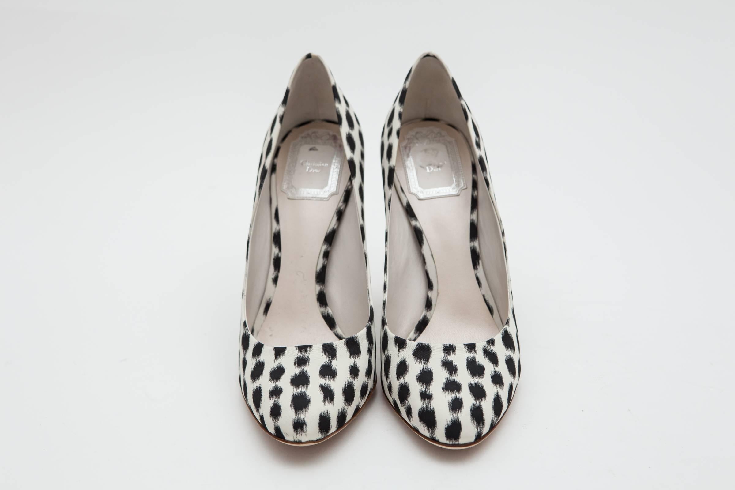 Black and ivory patterned  satin pumps.
