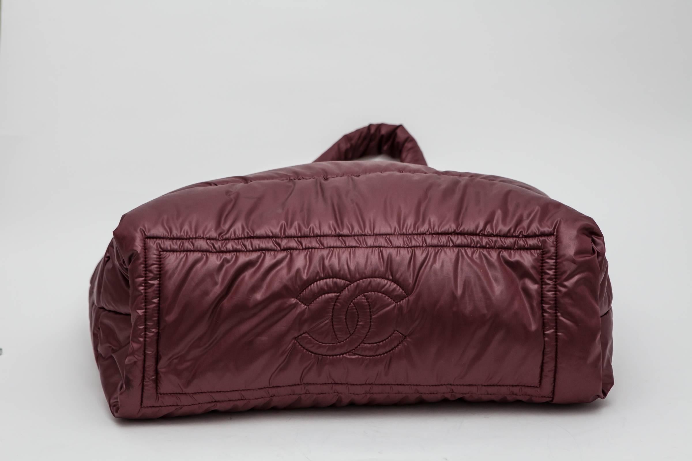 Burgundy weekender bag with double top handle and black quilted interior.
ID: 12758008

*Slight stains on bottom and sides*