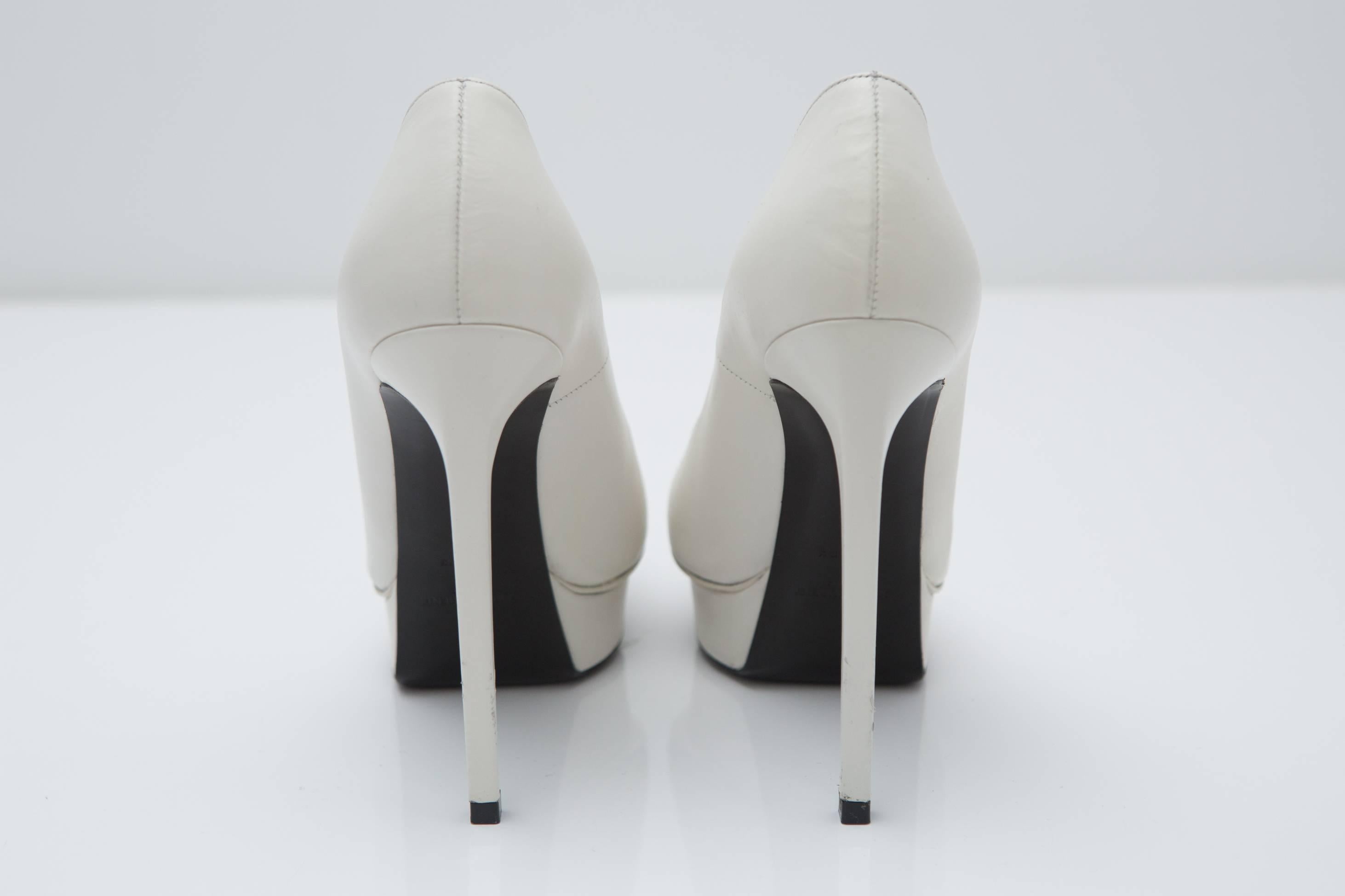 Saint Laurent Ivory Pointy Toe Pumps In Excellent Condition In Bridgehampton, NY