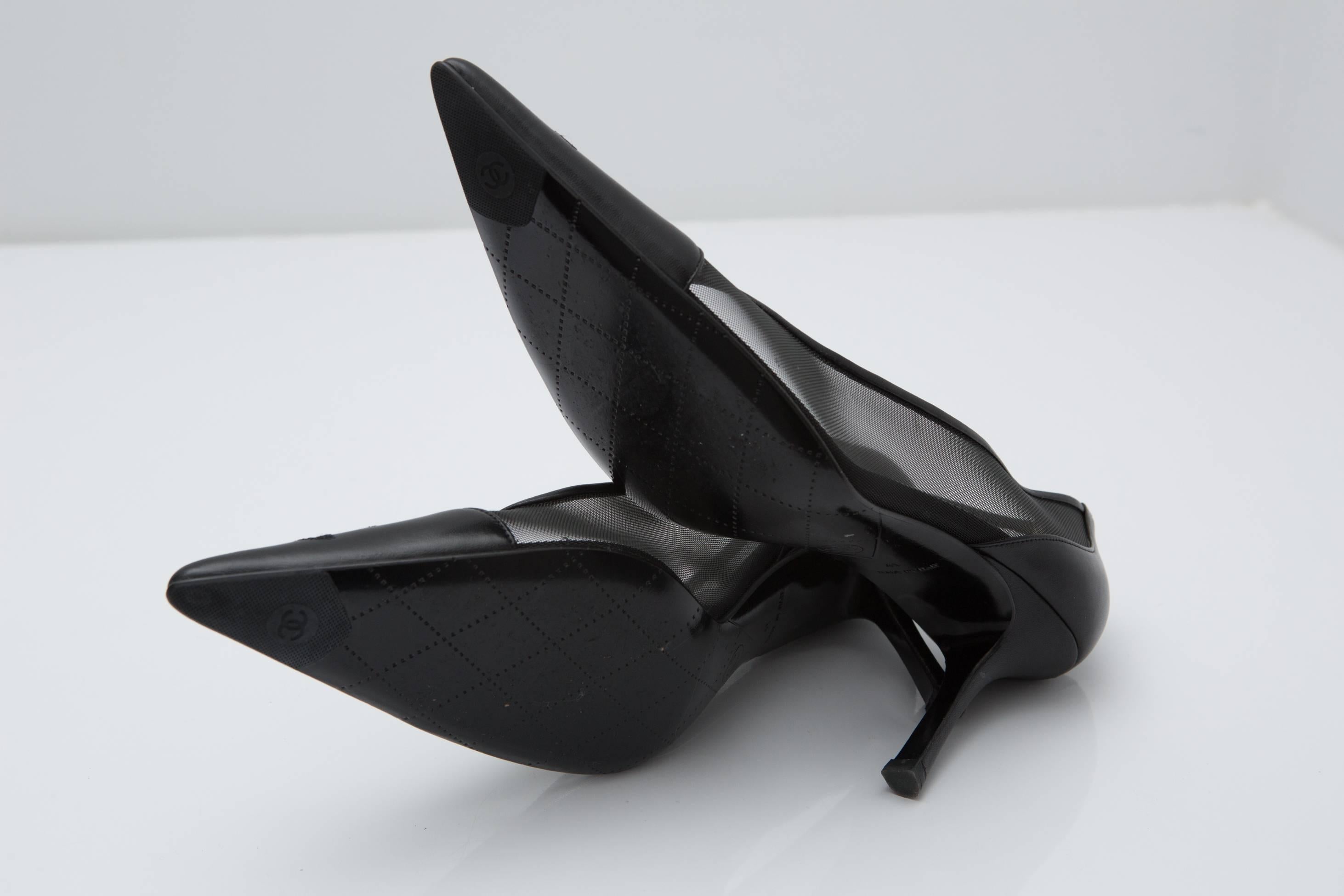 Chanel Pointy Toe Leather and Mesh Black Kitten Heel Pumps In New Condition In Bridgehampton, NY