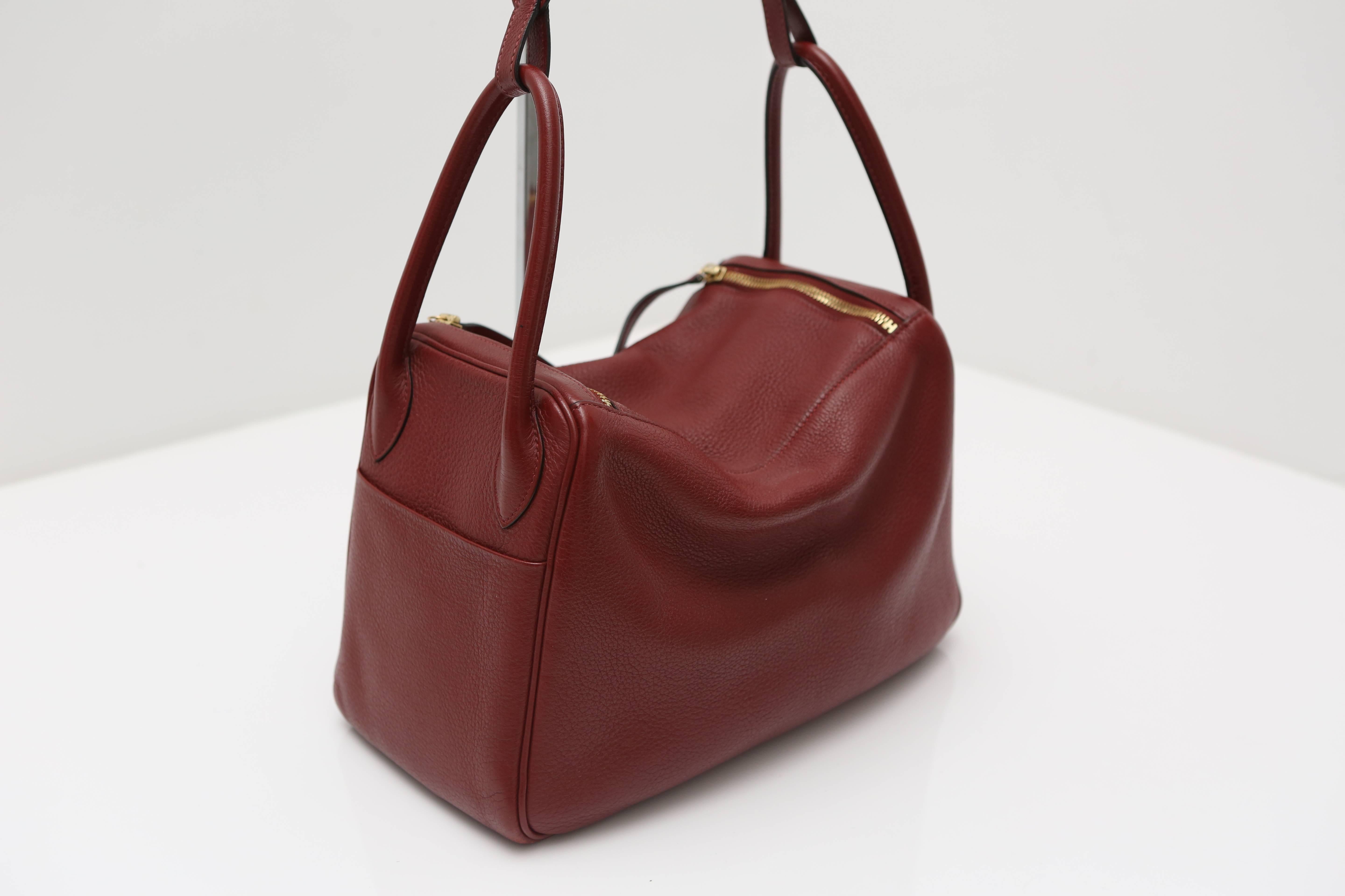 Hermes Lindy Burgundy Bag with Gold Hardware In Good Condition For Sale In Bridgehampton, NY