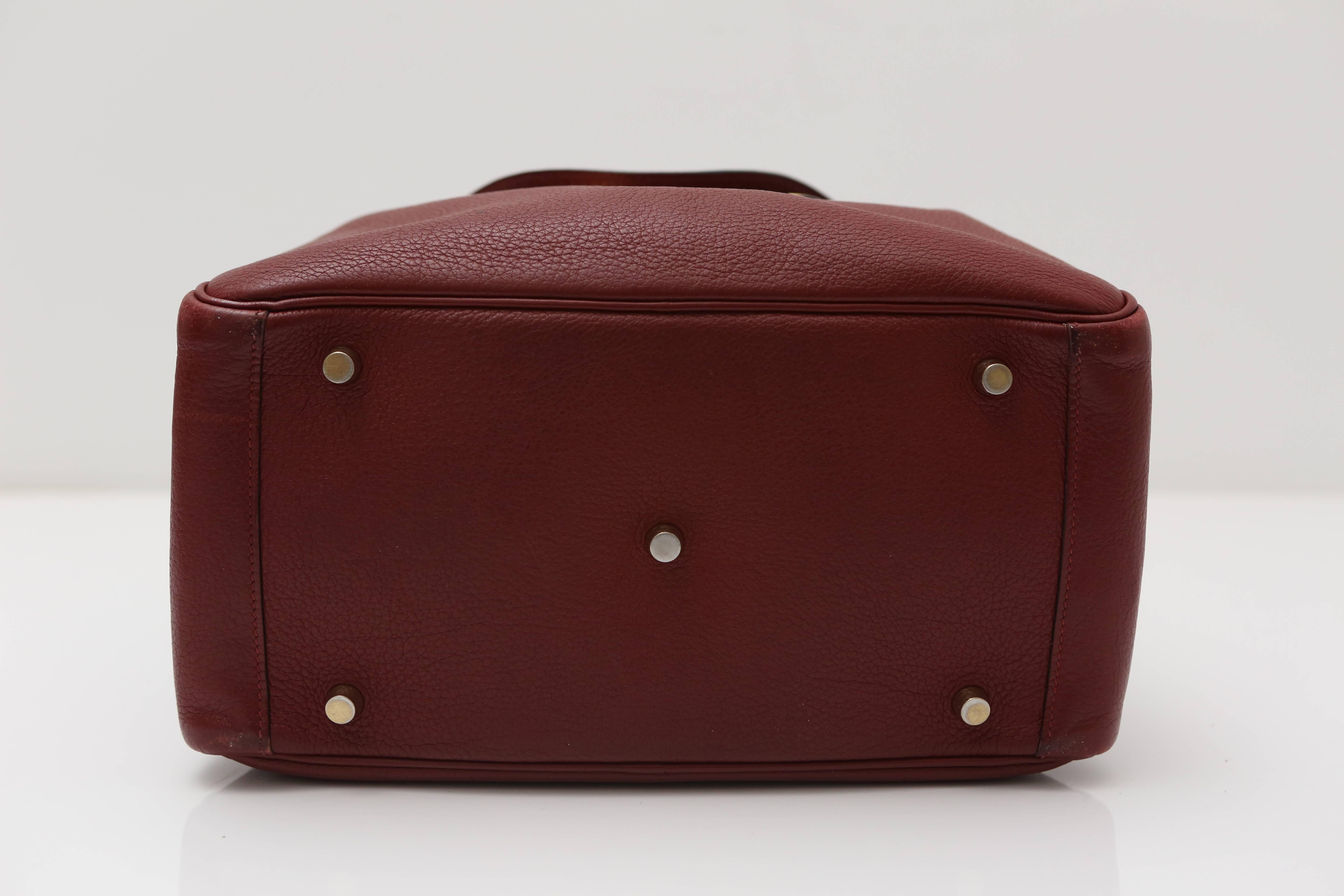 Women's Hermes Lindy Burgundy Bag with Gold Hardware For Sale
