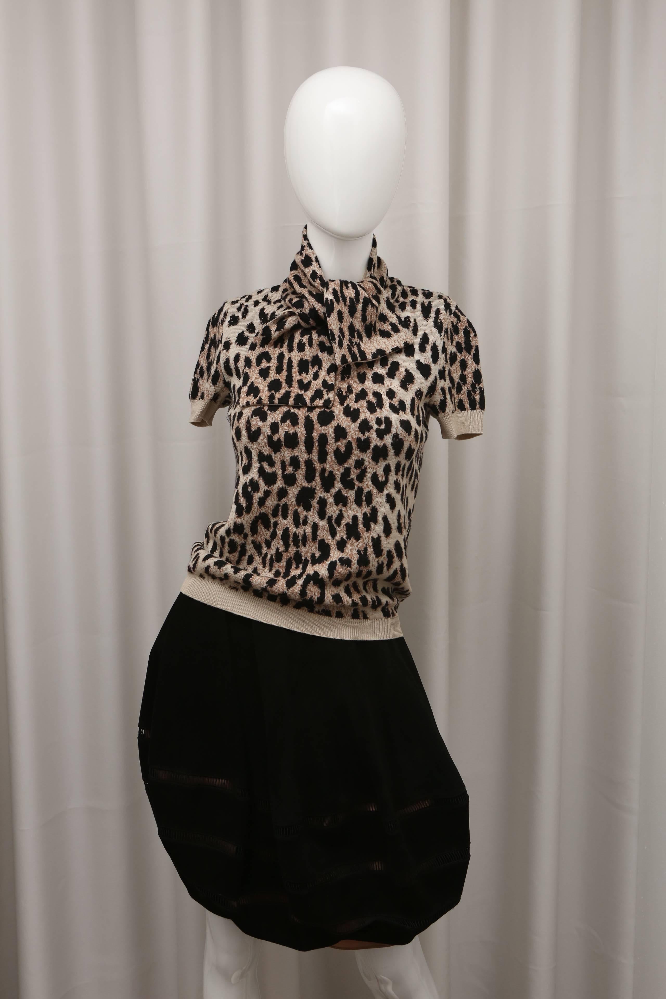 Leopard print brown cashmere sweater with collar.