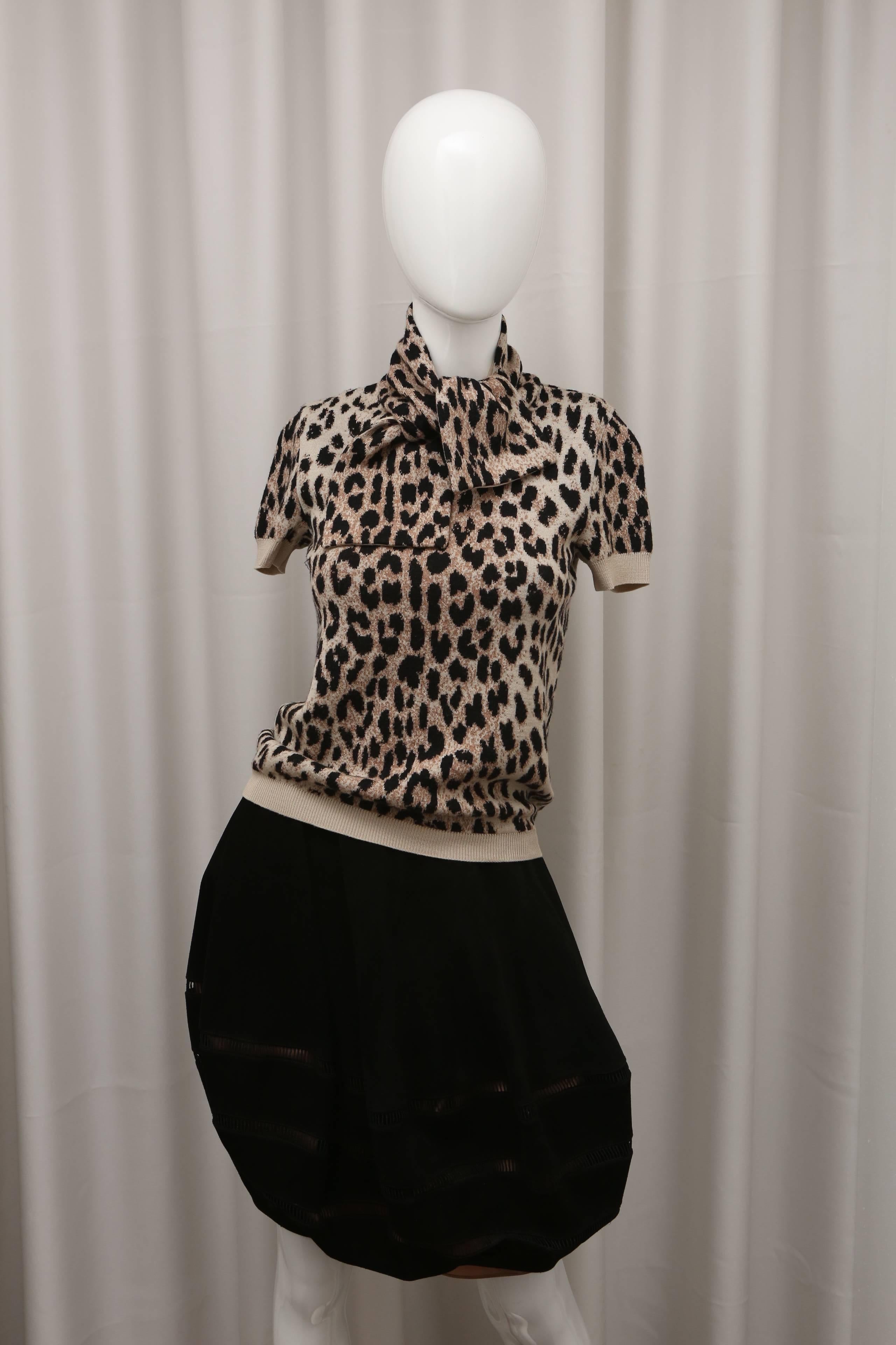 Leopard print brown cashmere sweater with collar.
