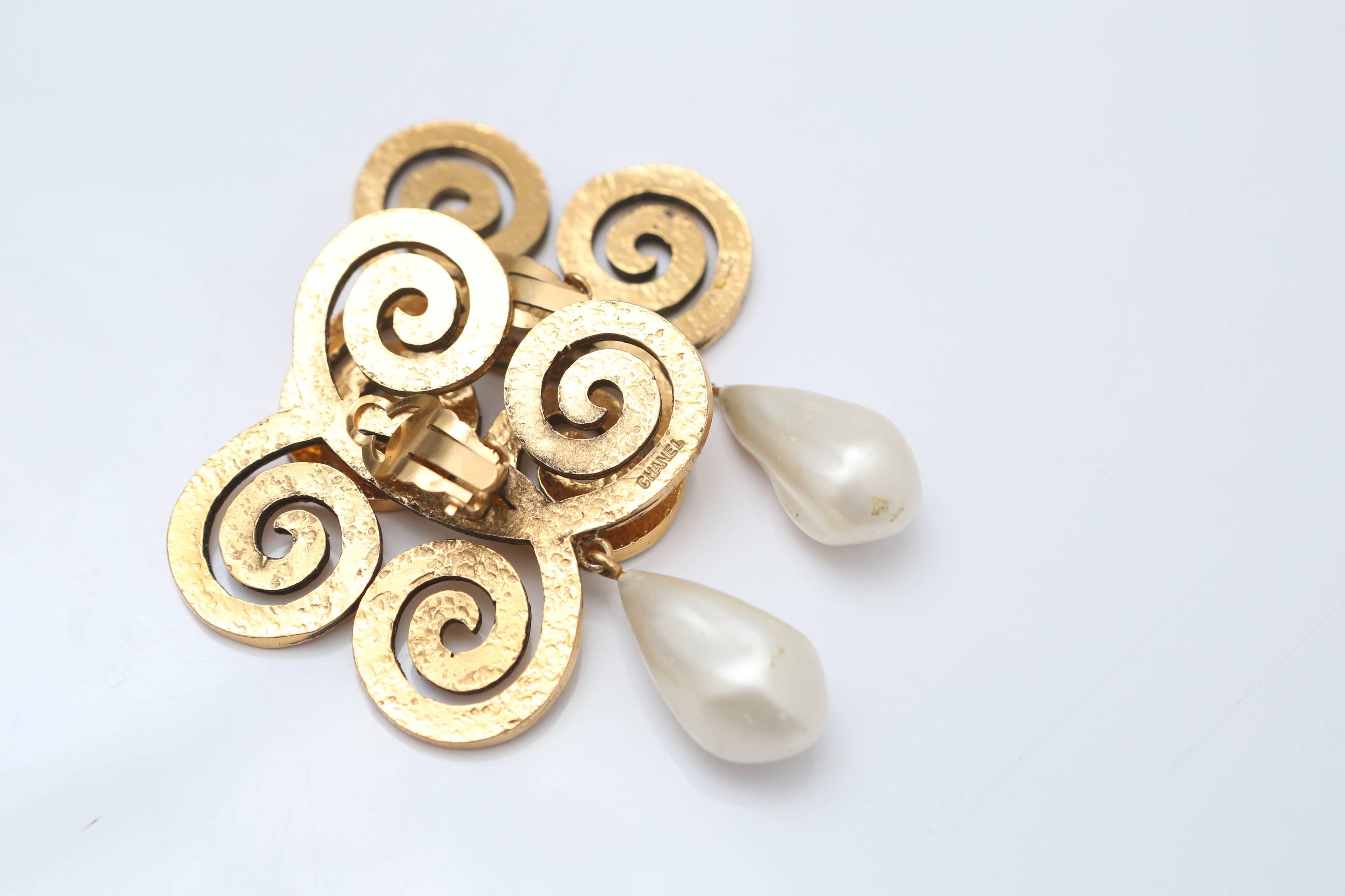 Women's Chanel Gold/Ivory Clip on Curved Earrings