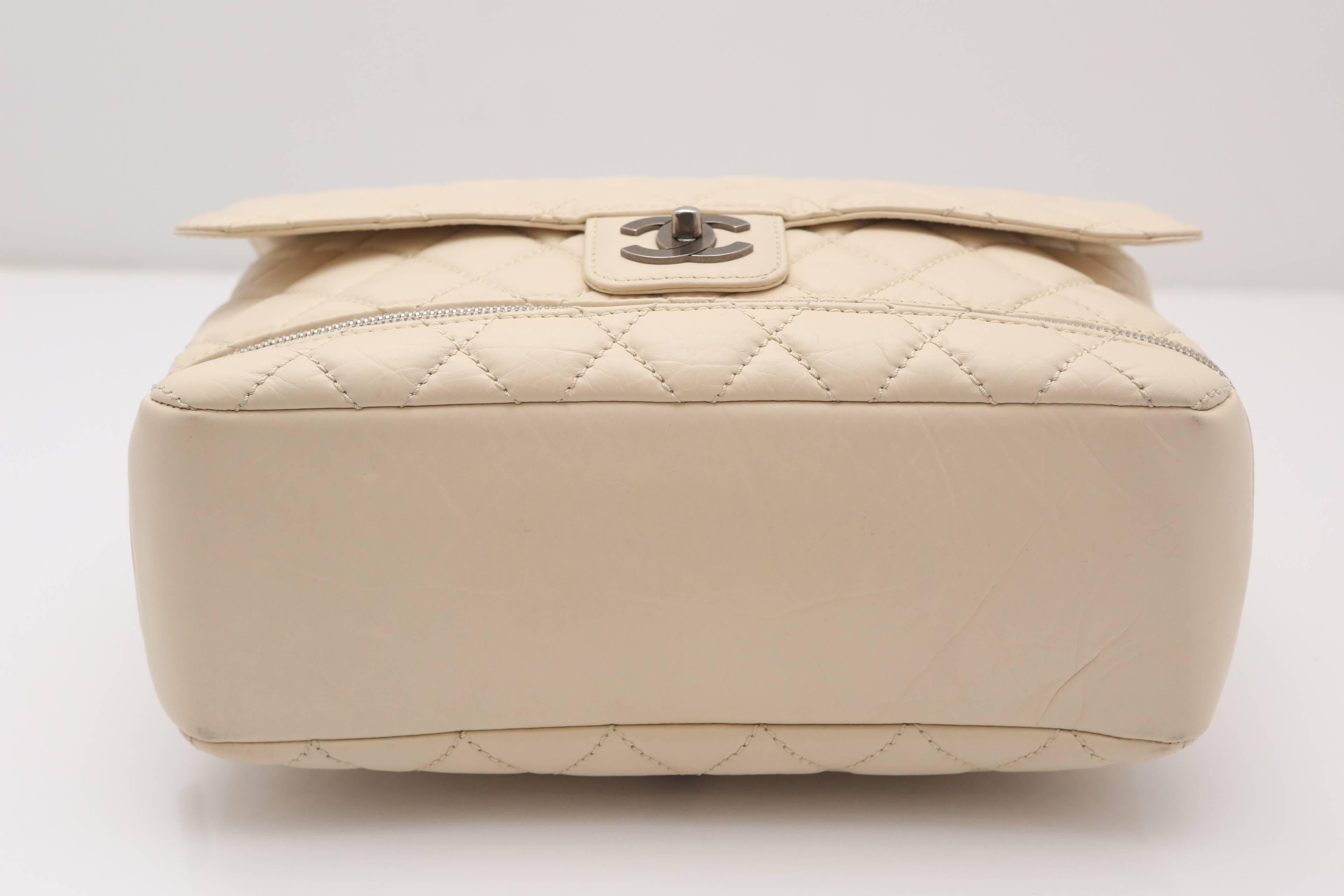2005-2006 Chanel Paris Ivory Expandable Quilted Handbag In Excellent Condition In Bridgehampton, NY