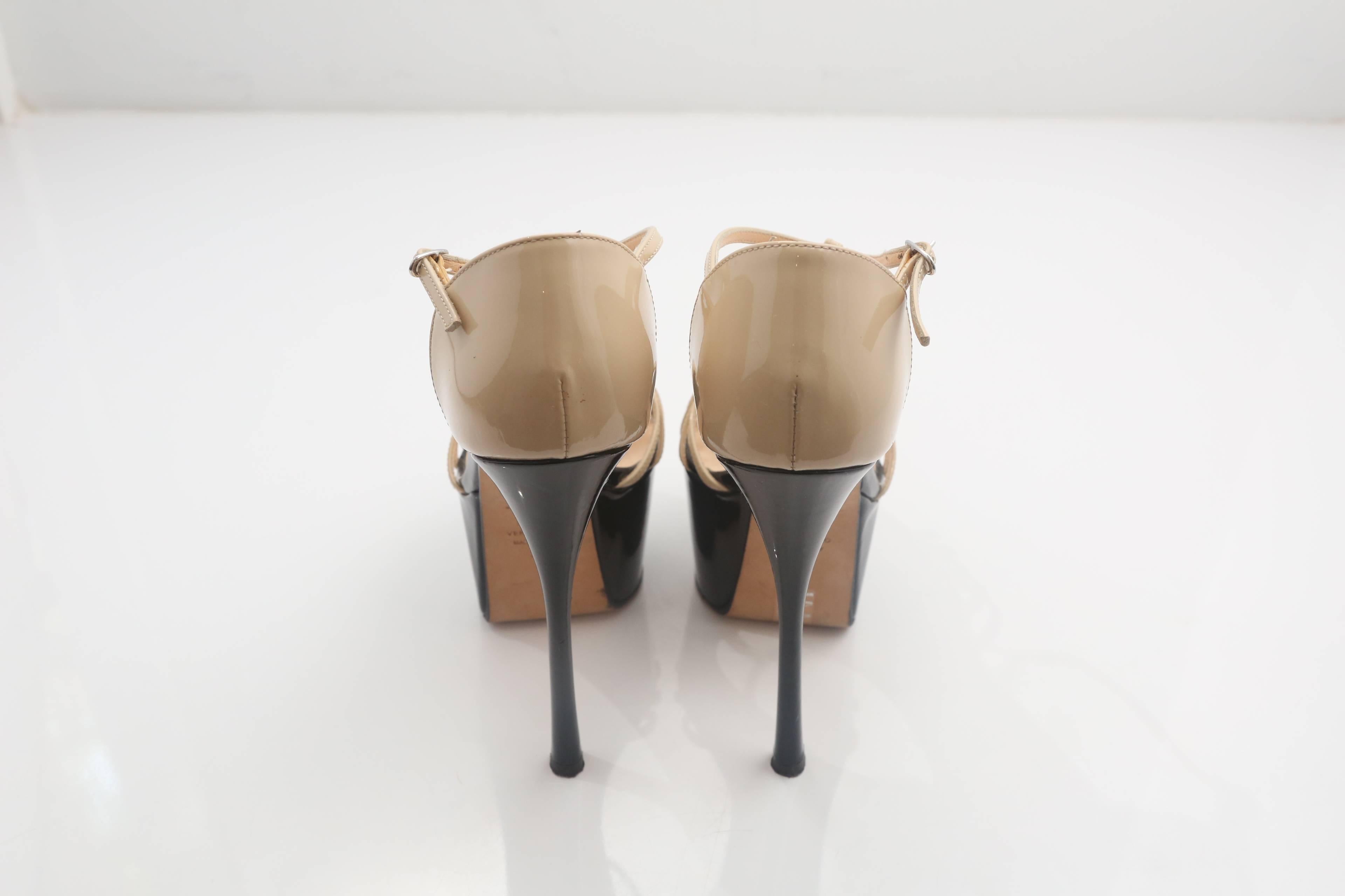 Giuseppe Zanotti nude and black patent leather platform t-strap sandals 

Platform: 2