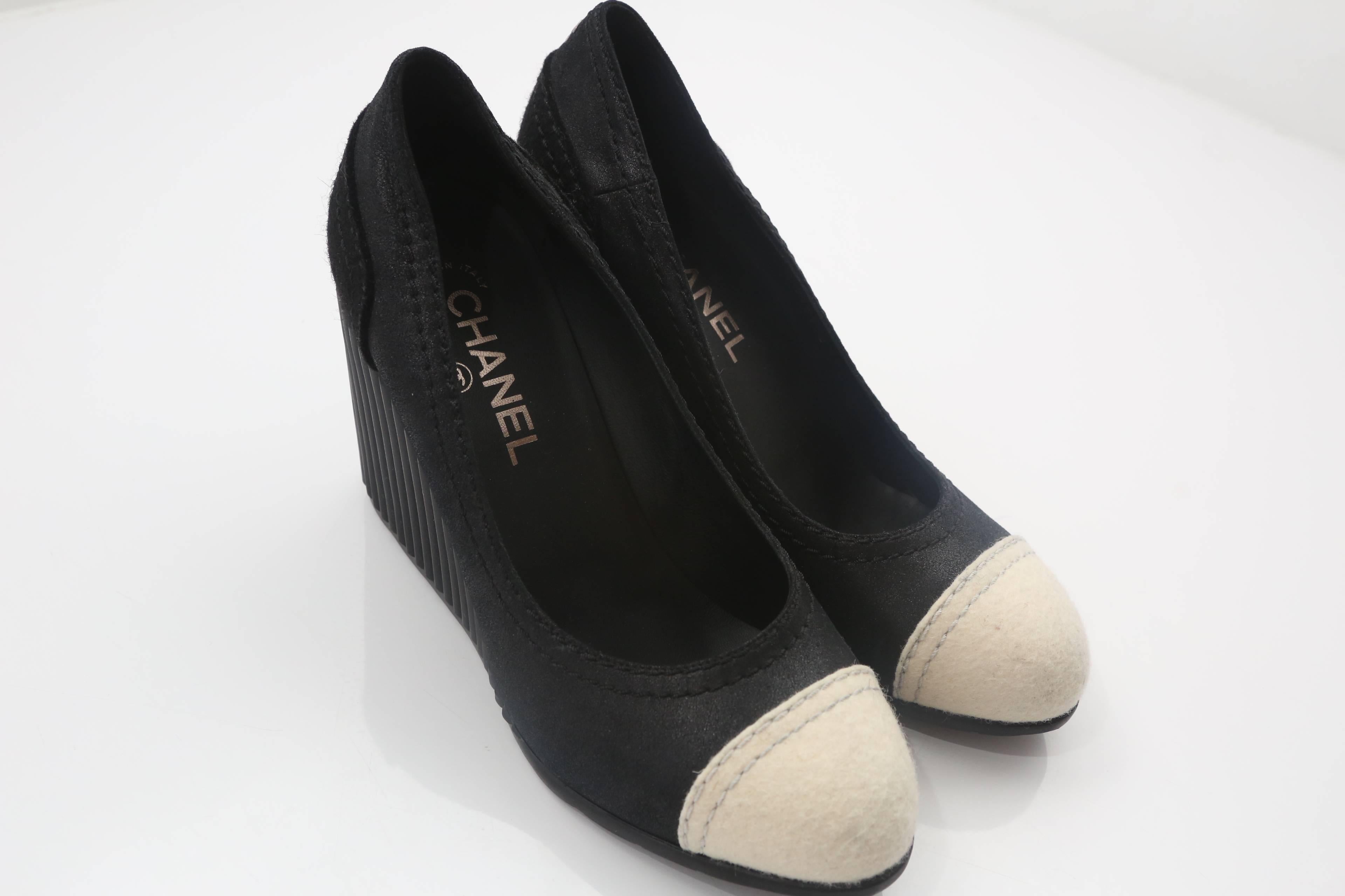 Chanel Black/White Contrast Wedges In Excellent Condition In Bridgehampton, NY