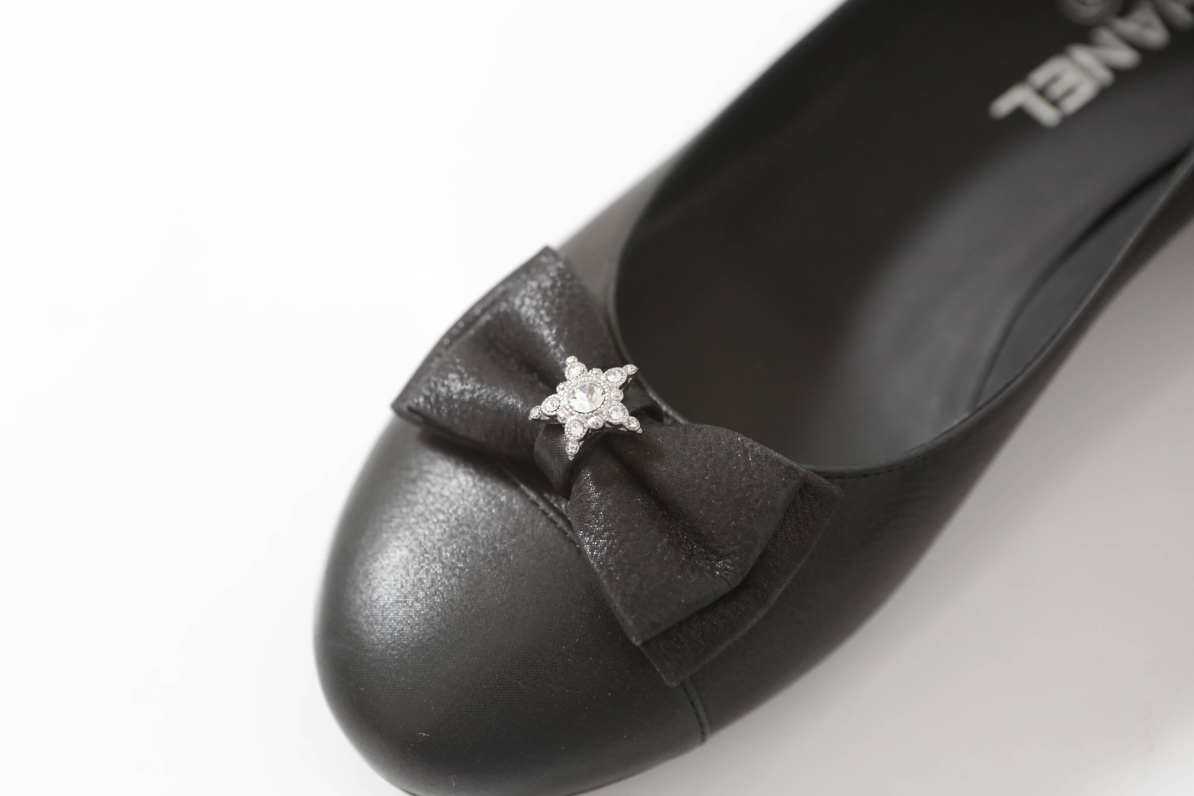 Chanel Black Leather Ballerina Flats with Grosgrain Bow & Crystal  In Excellent Condition In Bridgehampton, NY