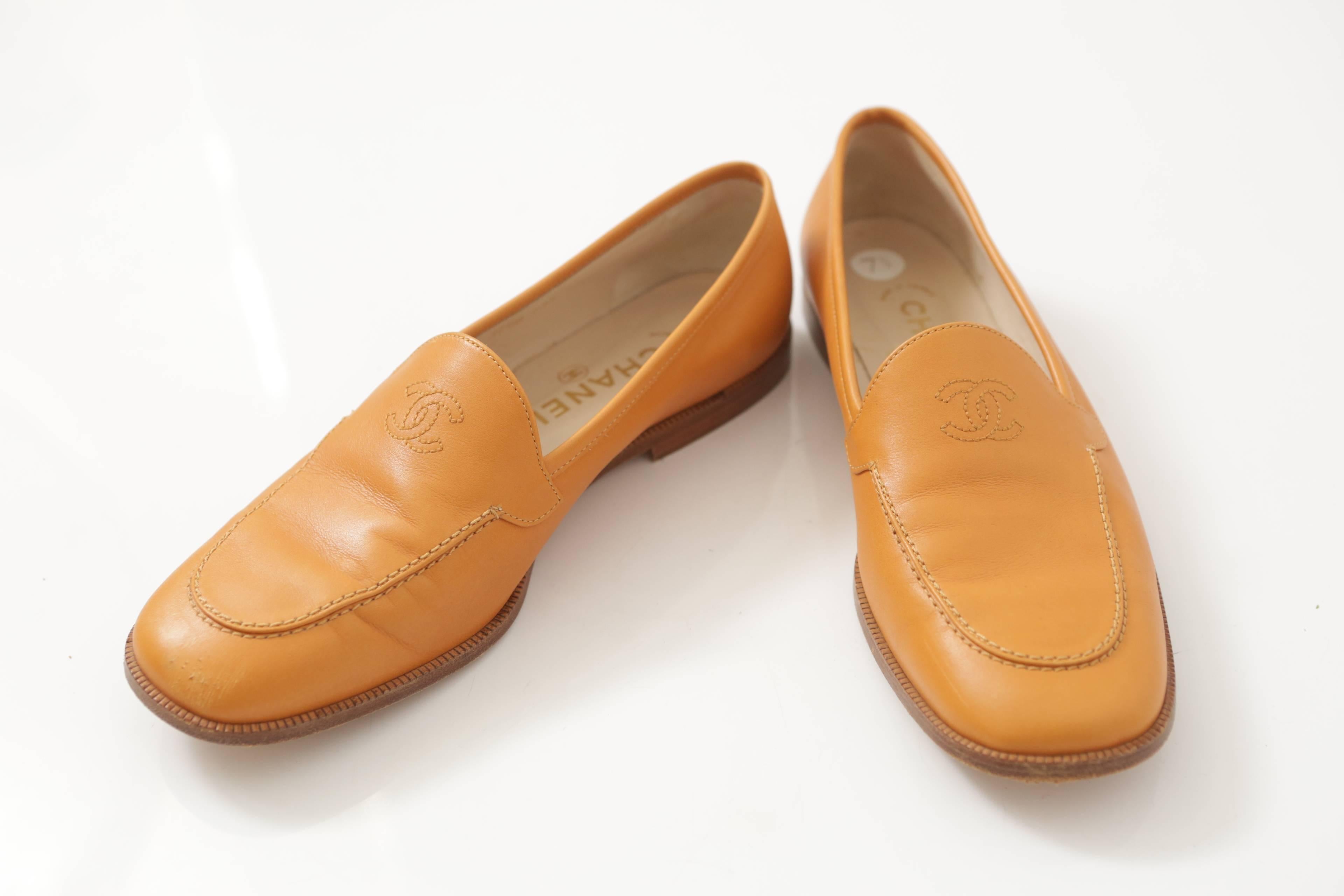 Chanel Tan Leather Loafer W/ 'CC' Logo In Good Condition In Bridgehampton, NY