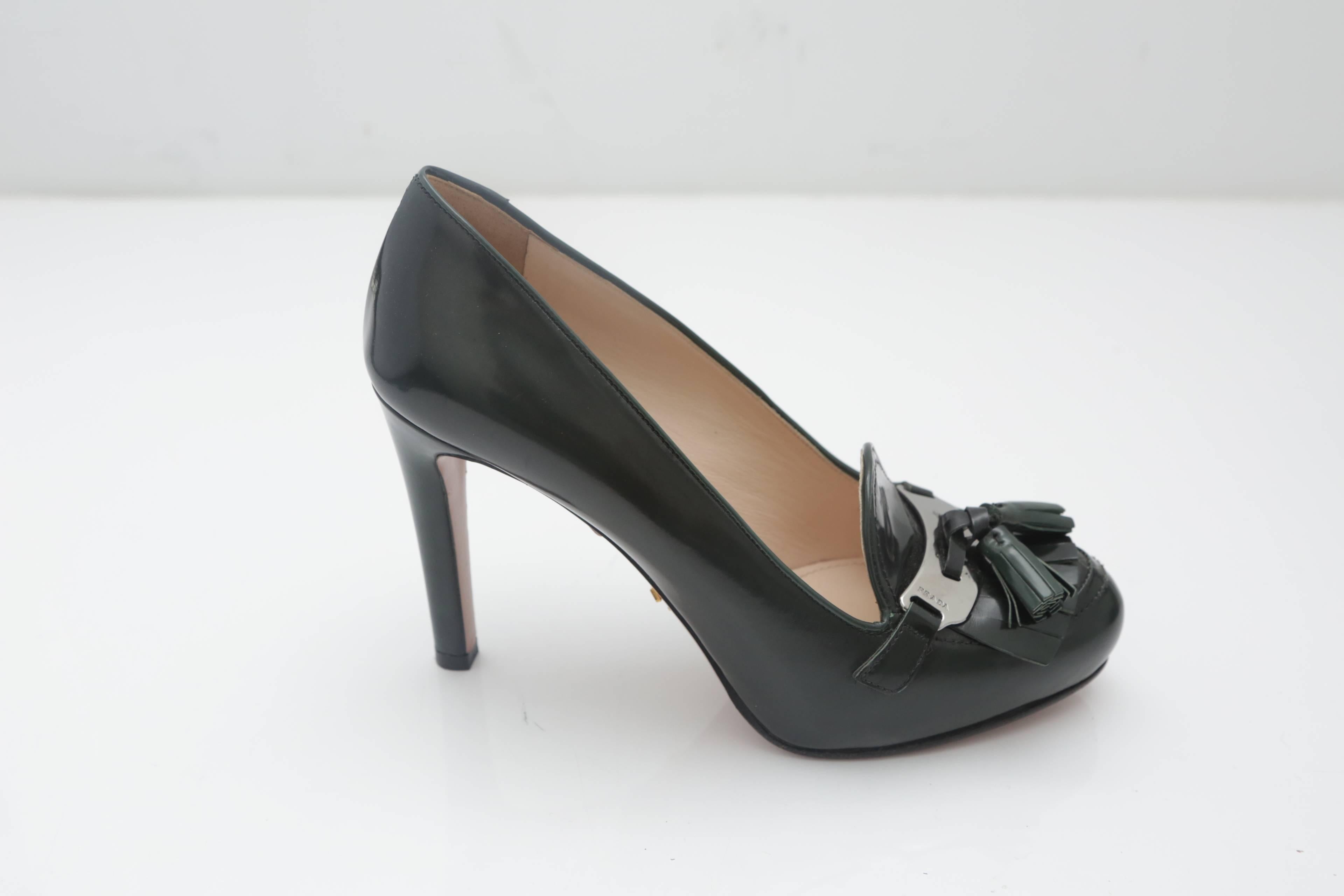 Prada Green Pumps  In Good Condition In Bridgehampton, NY