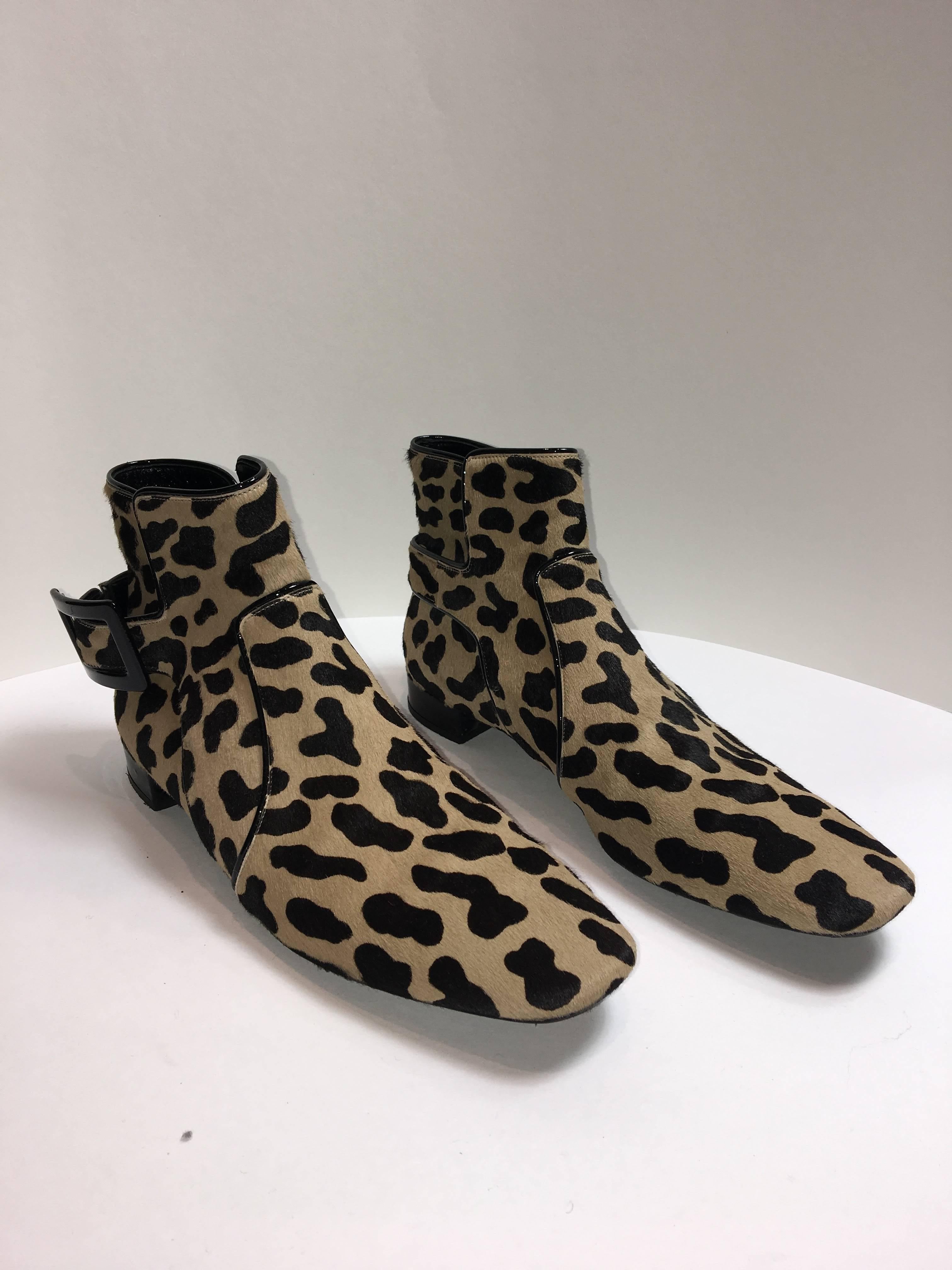 Roger Vivier Leather Booties with leopard print and side buckle made of Calf hair. 