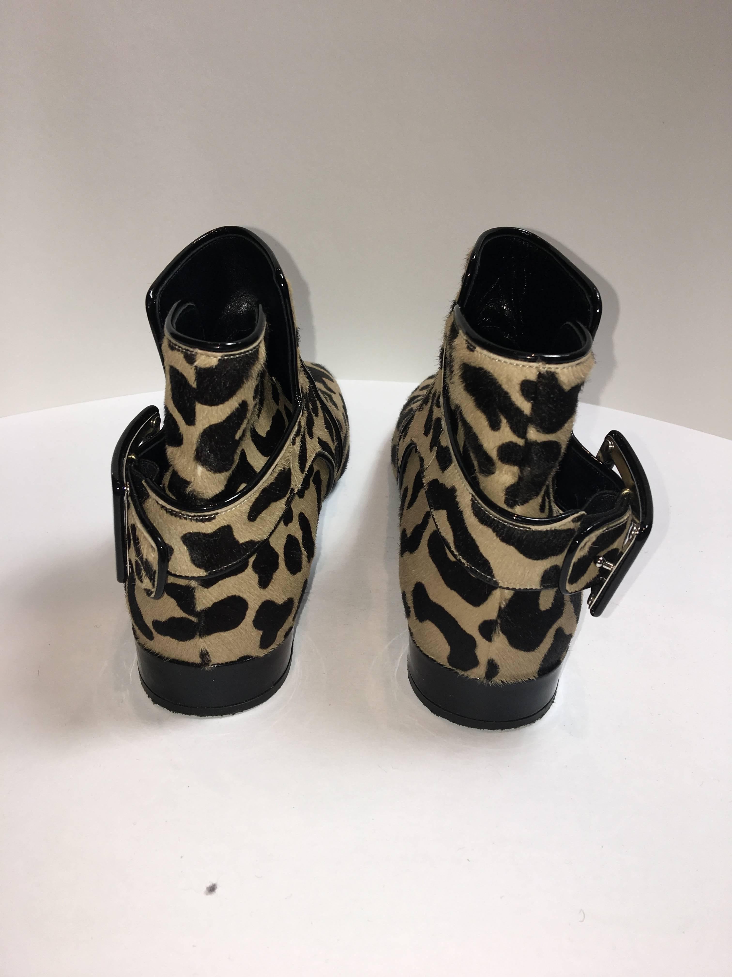 Roger Vivier Leopard Booties In Good Condition In Bridgehampton, NY