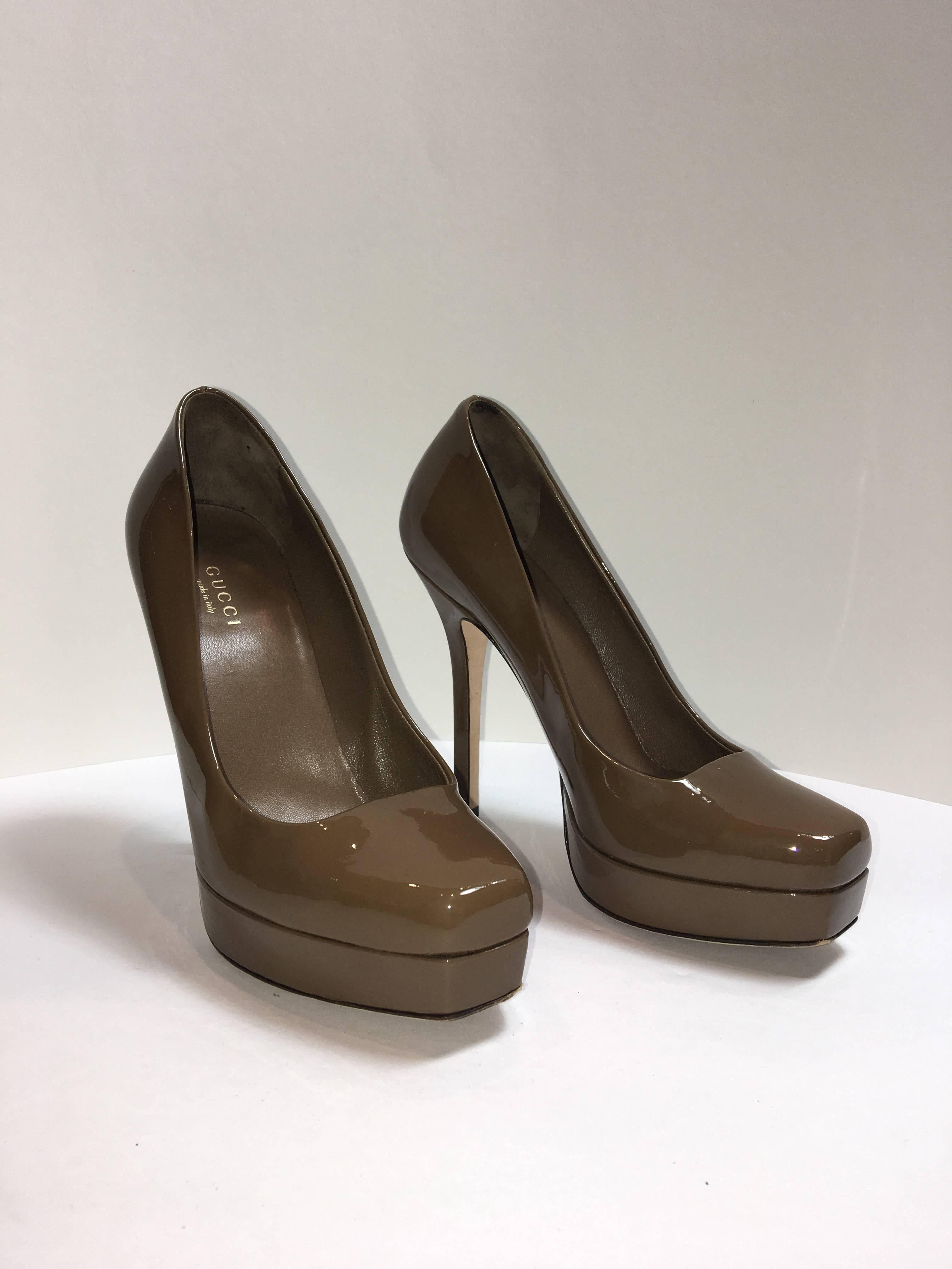 Gucci size 36 Pumps in taupe patent leather. Platform Heels with square toe. 