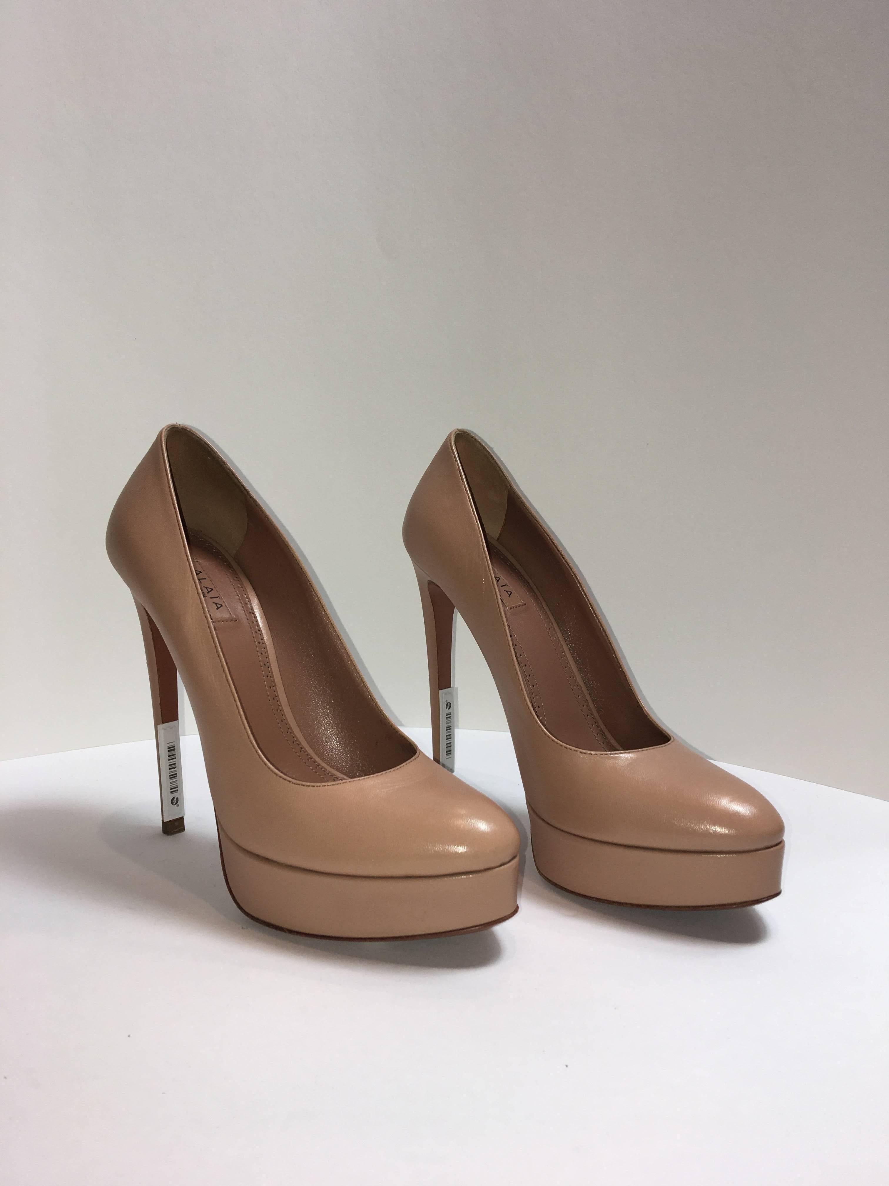 Alaia size 7 tan leather Platform Pumps. 