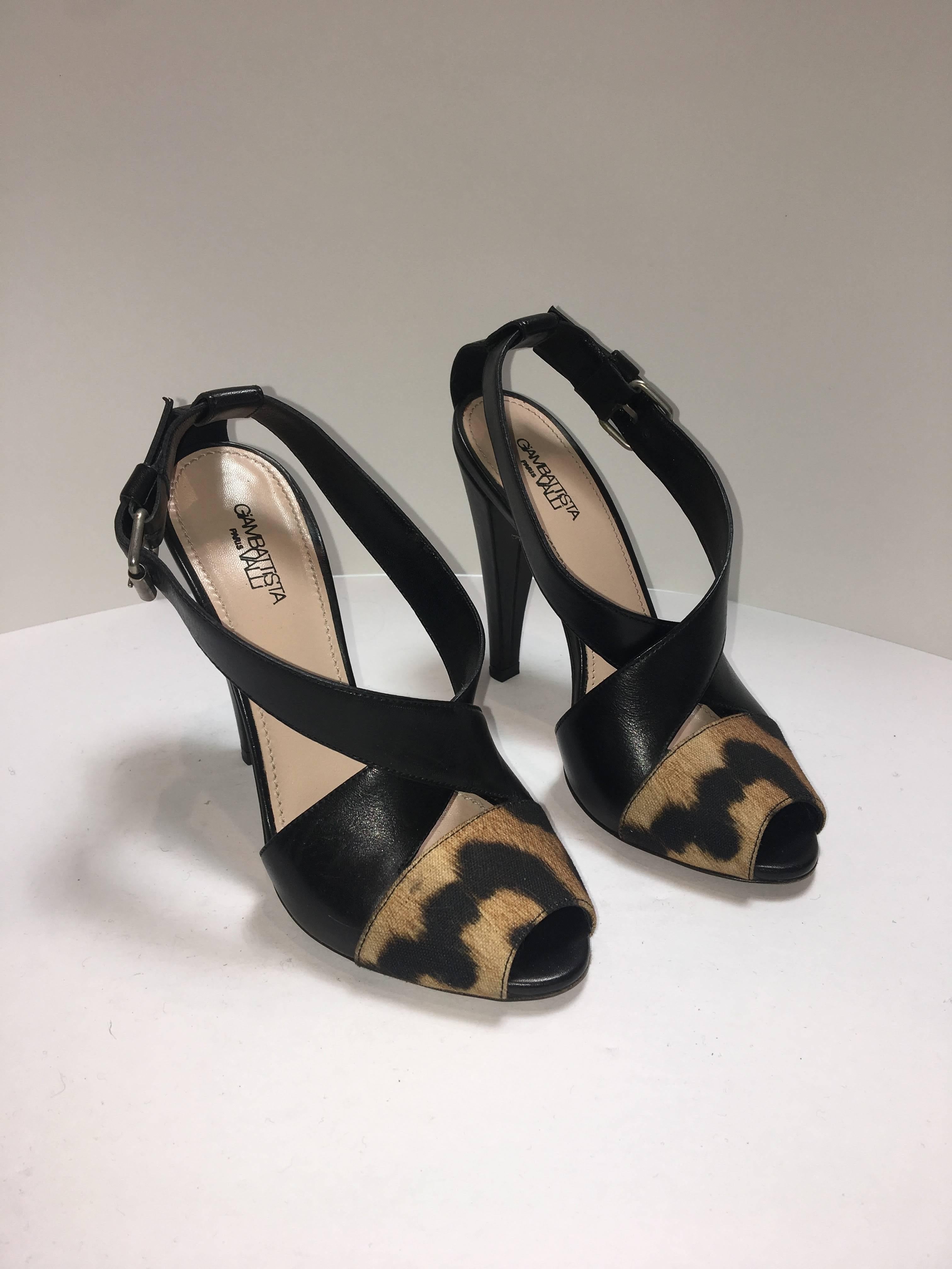Giambattista Valli Pumps in Black/ Leopard. Peep Toe with Cross-Over Front and Side Buckle in size 35.5.