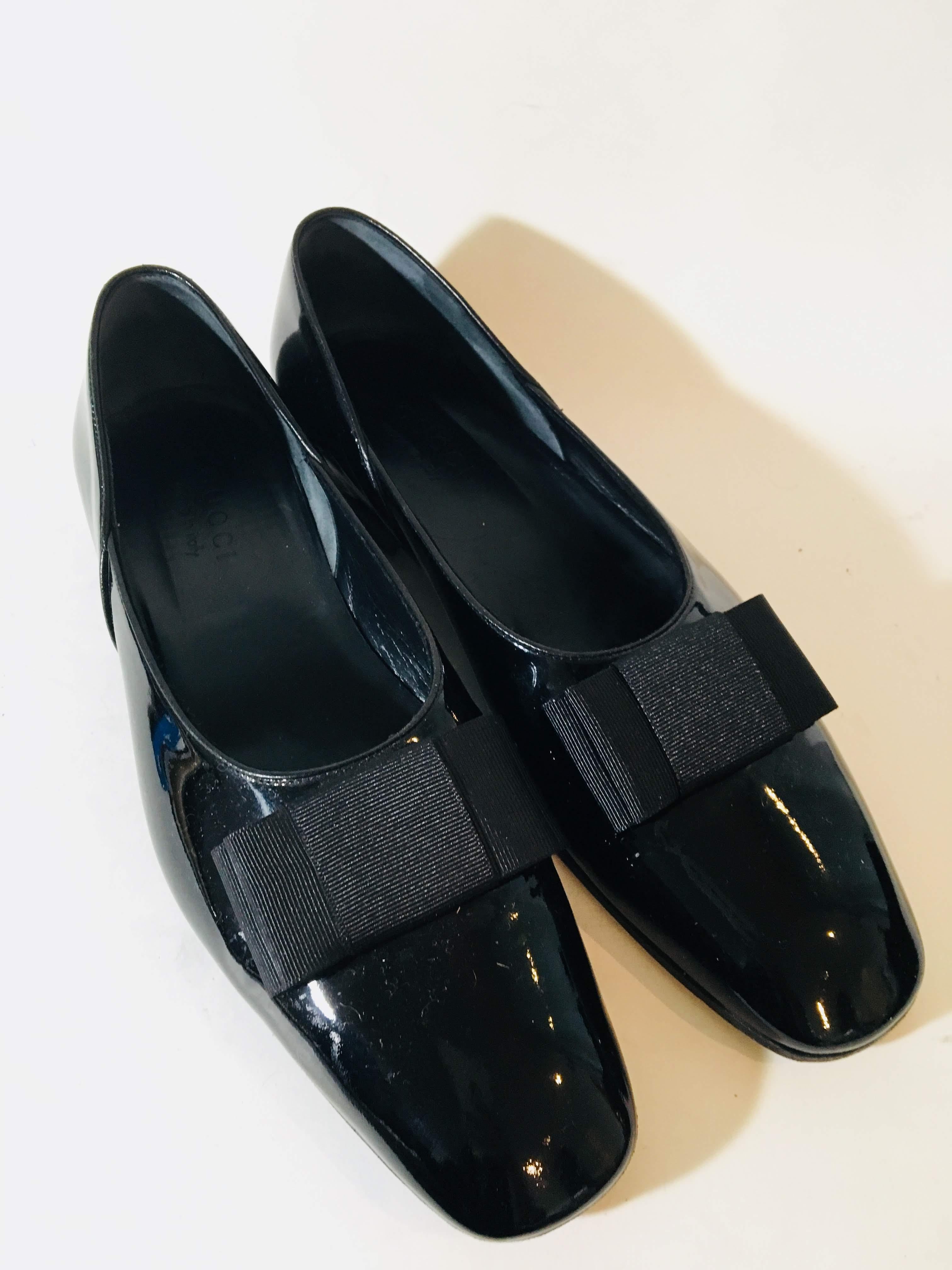 Patent Leather Gucci Loafers in size US 8.5 with Ribbon Bow Detail at Toe. Semi-Round Toe.