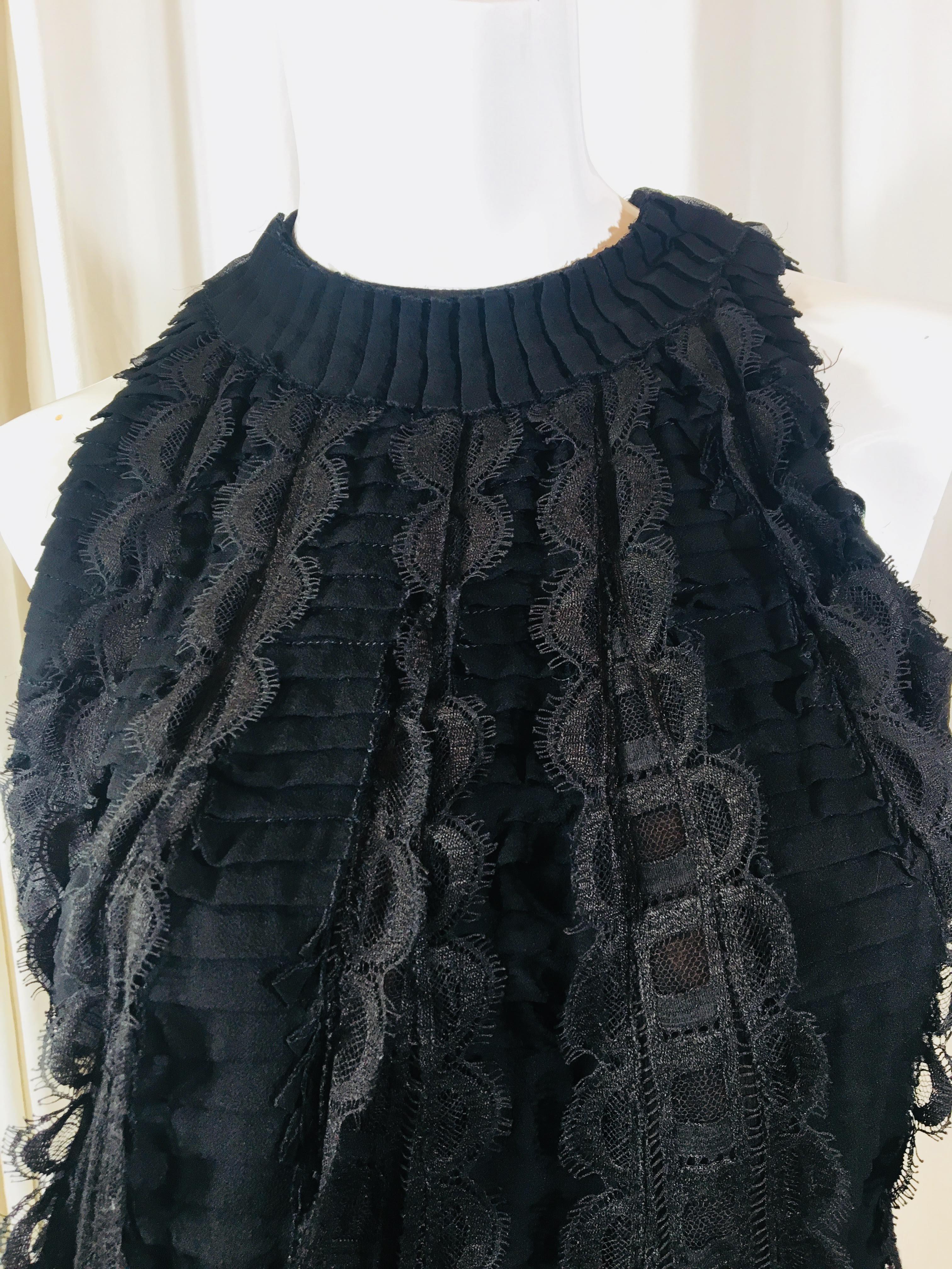 Carolina Herrera Sleeveless Lace Top in Black Cotton and High Collar. 