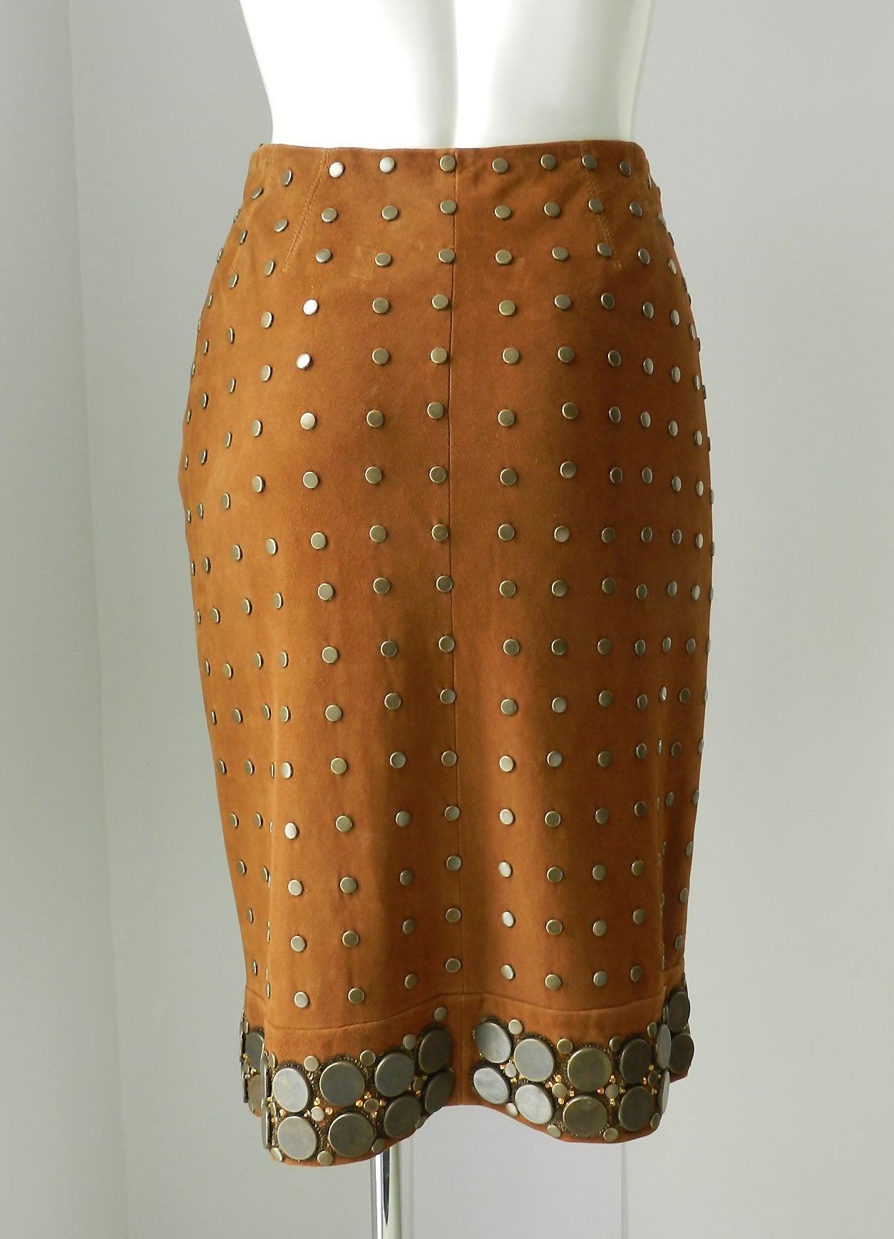 Oscar de la Renta Tan Suede Skirt with Metal Studs In Excellent Condition In Toronto, ON