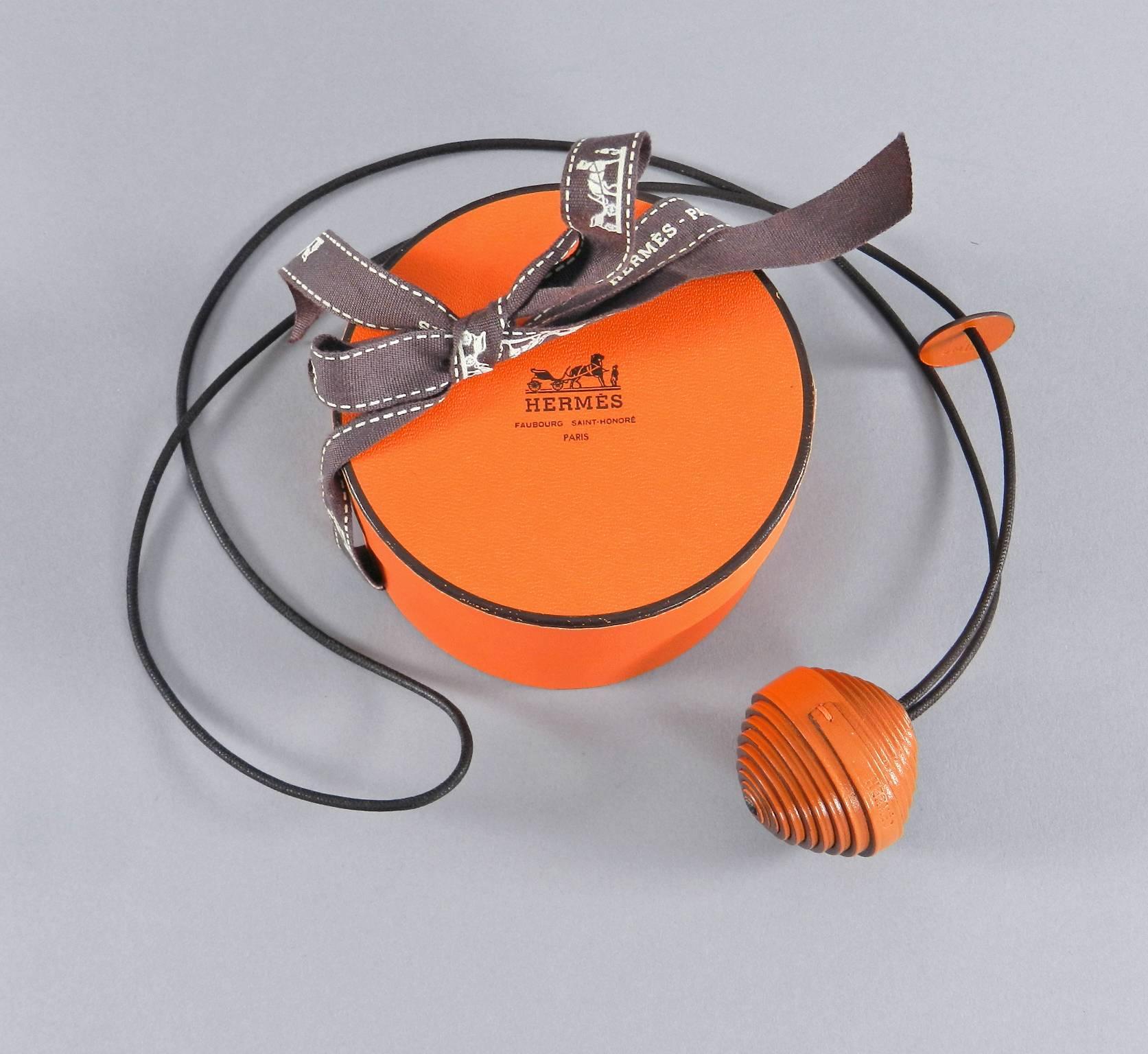 Collier boule en cuir enveloppé de Jojoba Hermes. Excellent état avec la boîte. Le pendentif mesure 1,5
