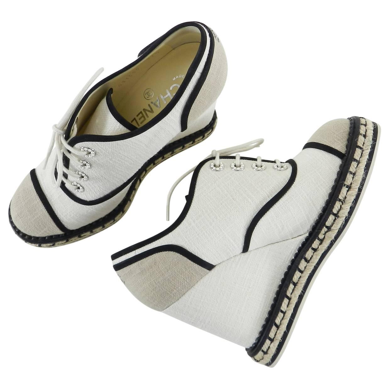Chanel Ivory and Natural Linen Espadrille Wedge Shoes - 37 In Excellent Condition In Toronto, ON