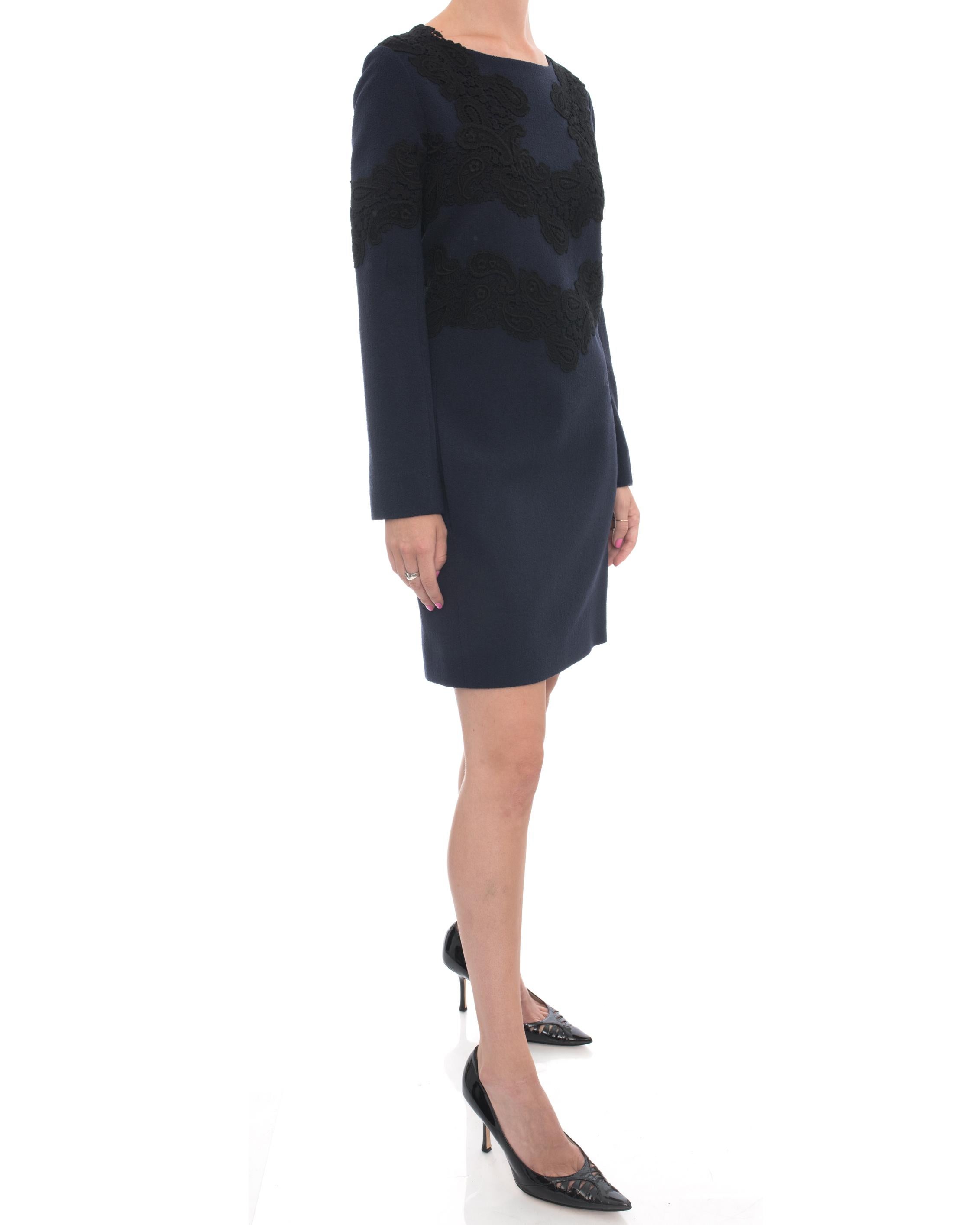 Chloe Navy Wool Long Sleeve Dress with Black Lace - 6 In Excellent Condition In Toronto, ON