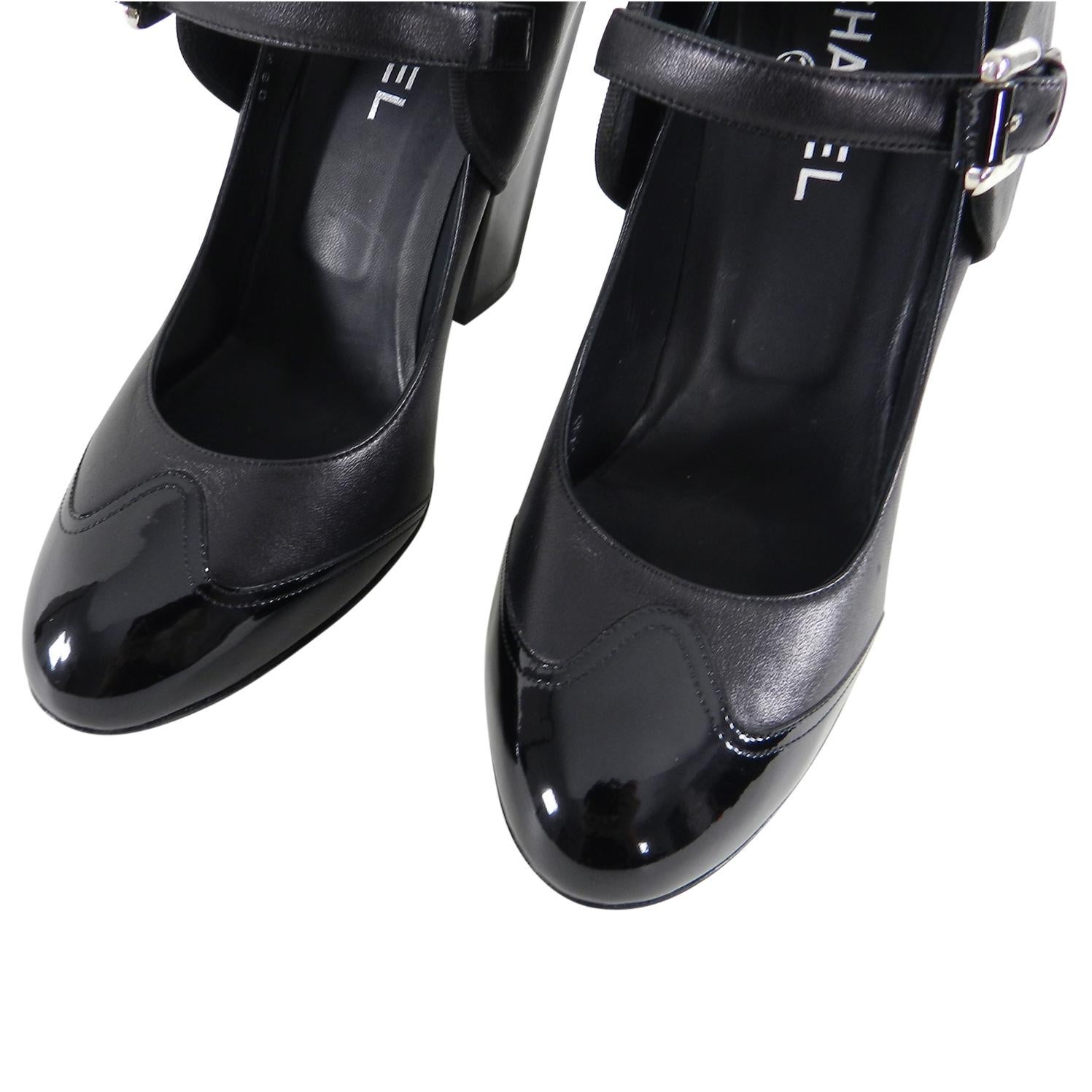 Chanel 08P Black Leather and Patent CC Mary Jane Shoes In Excellent Condition In Toronto, ON