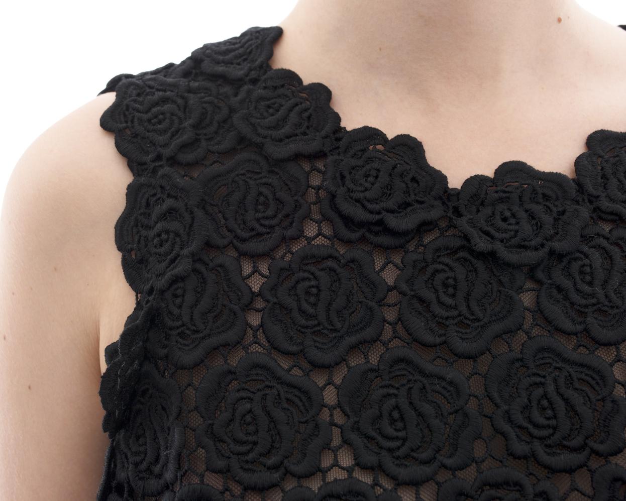 Valentino Black Guipure Lace Roses Sleeveless Top - 8 In Excellent Condition In Toronto, ON