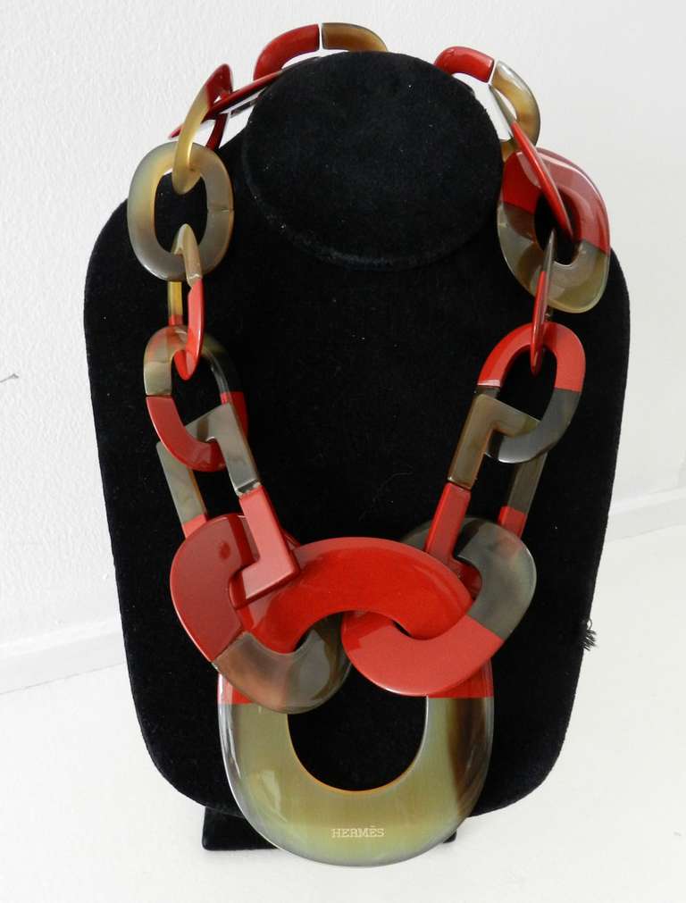 Hermes Isidore horn and red lacquer link necklace. Marked Hermes on centre bottom link. 

We ship worldwide.