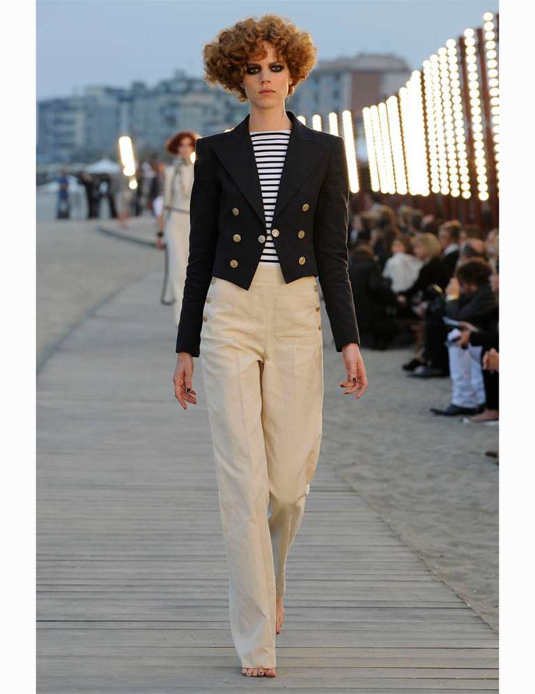 Chanel 2010 resort runway collection navy linen pants suit. Tagged size 36 (USA 4). To fit 34