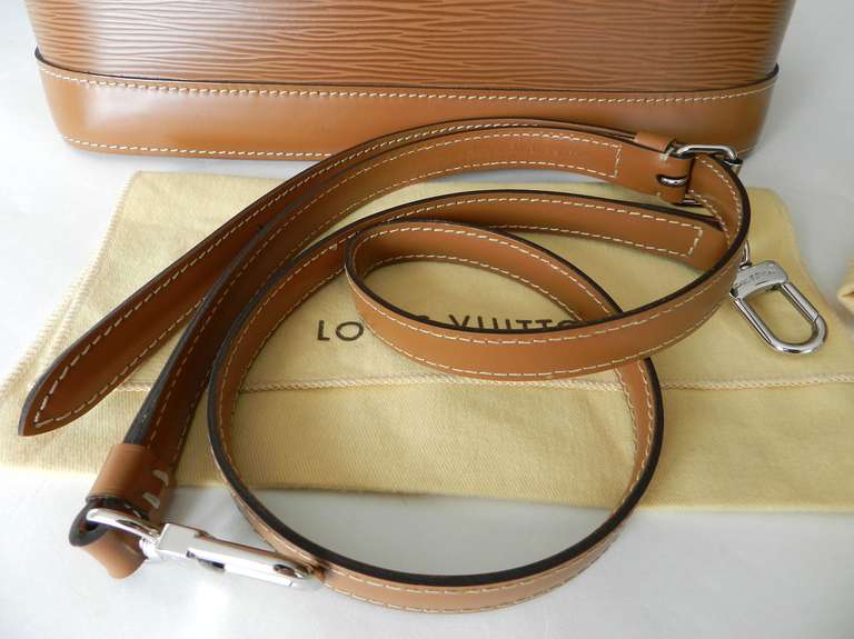 Louis Vuitton Epi Alma PM Moka Brown with Strap In Excellent Condition In Toronto, ON