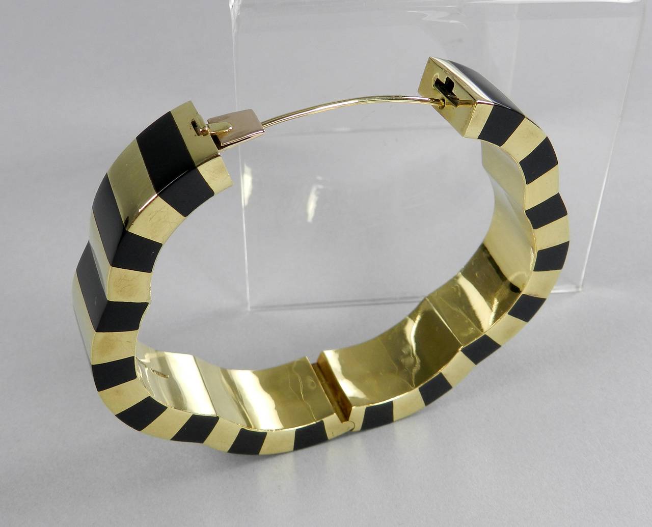 Angela Cummings  Gold Onyx Hinged Bangle Bracelet In Excellent Condition In Toronto, ON