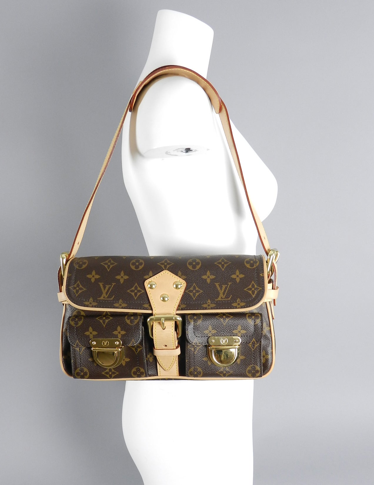 Louis Vuitton Hudson Monogram Shoulder Bag Purse In Excellent Condition In Toronto, ON