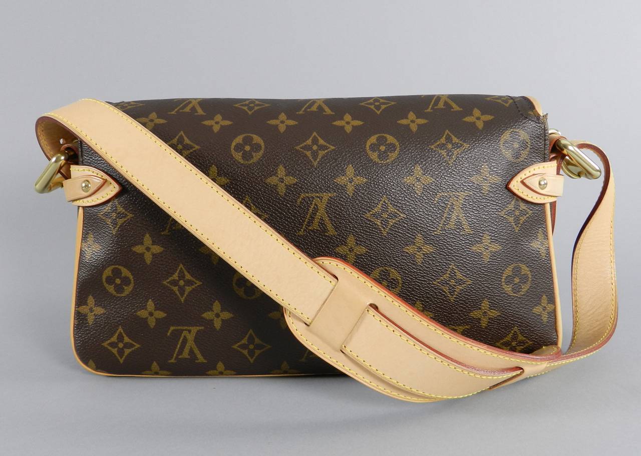 Women's Louis Vuitton Hudson Monogram Shoulder Bag Purse