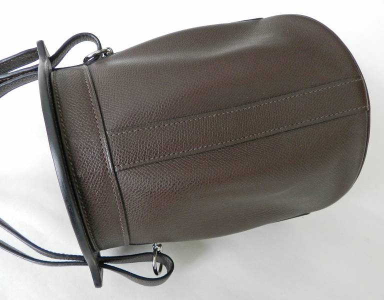 Hermes Brown Leather Feed Bag In Excellent Condition In Toronto, ON