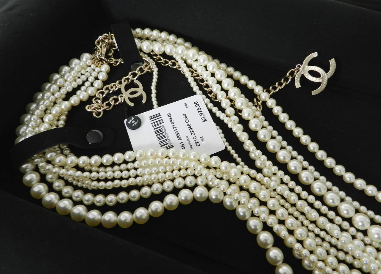 Chanel 2014 runway Pearl Lariat Necklace In Excellent Condition In Toronto, ON