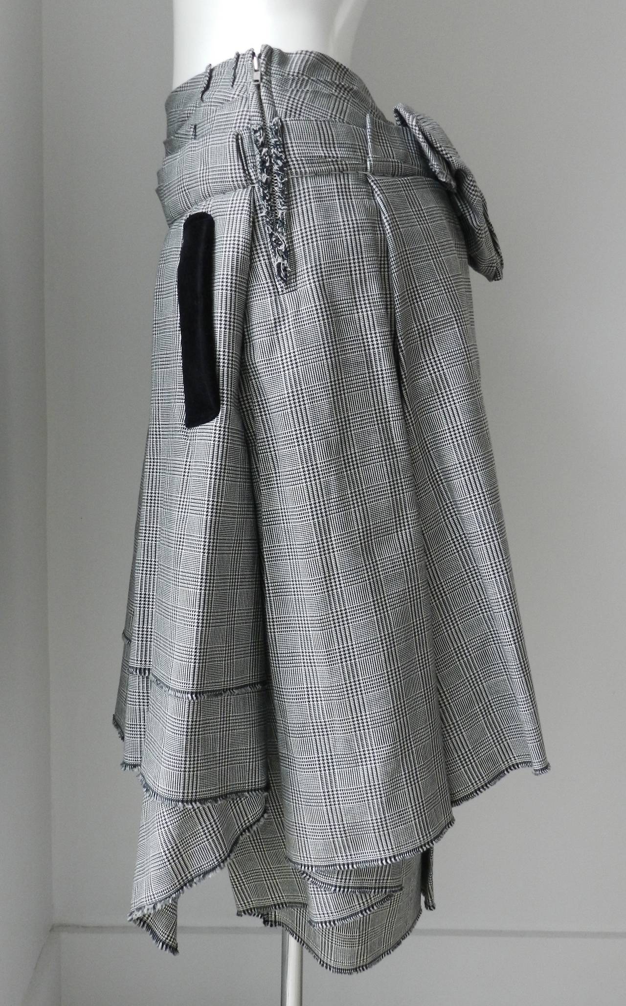 Comme des Garcons houndstooth asymmetrical skirt. Metal side zipper, black velvet pockets, pleated design. Excellent condition. Tagged size Small. Best fit for USA size 4/6. Waist is 28