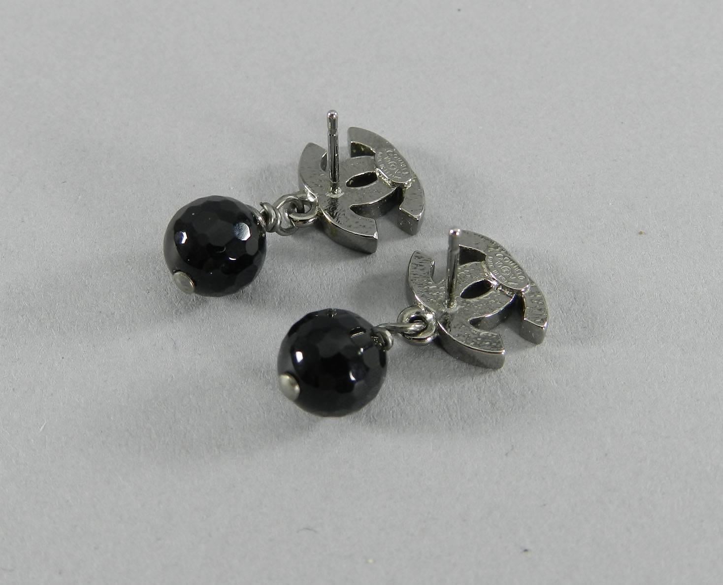 Chanel 10V Gunmetal and Black Bead CC Earrings In Excellent Condition In Toronto, ON